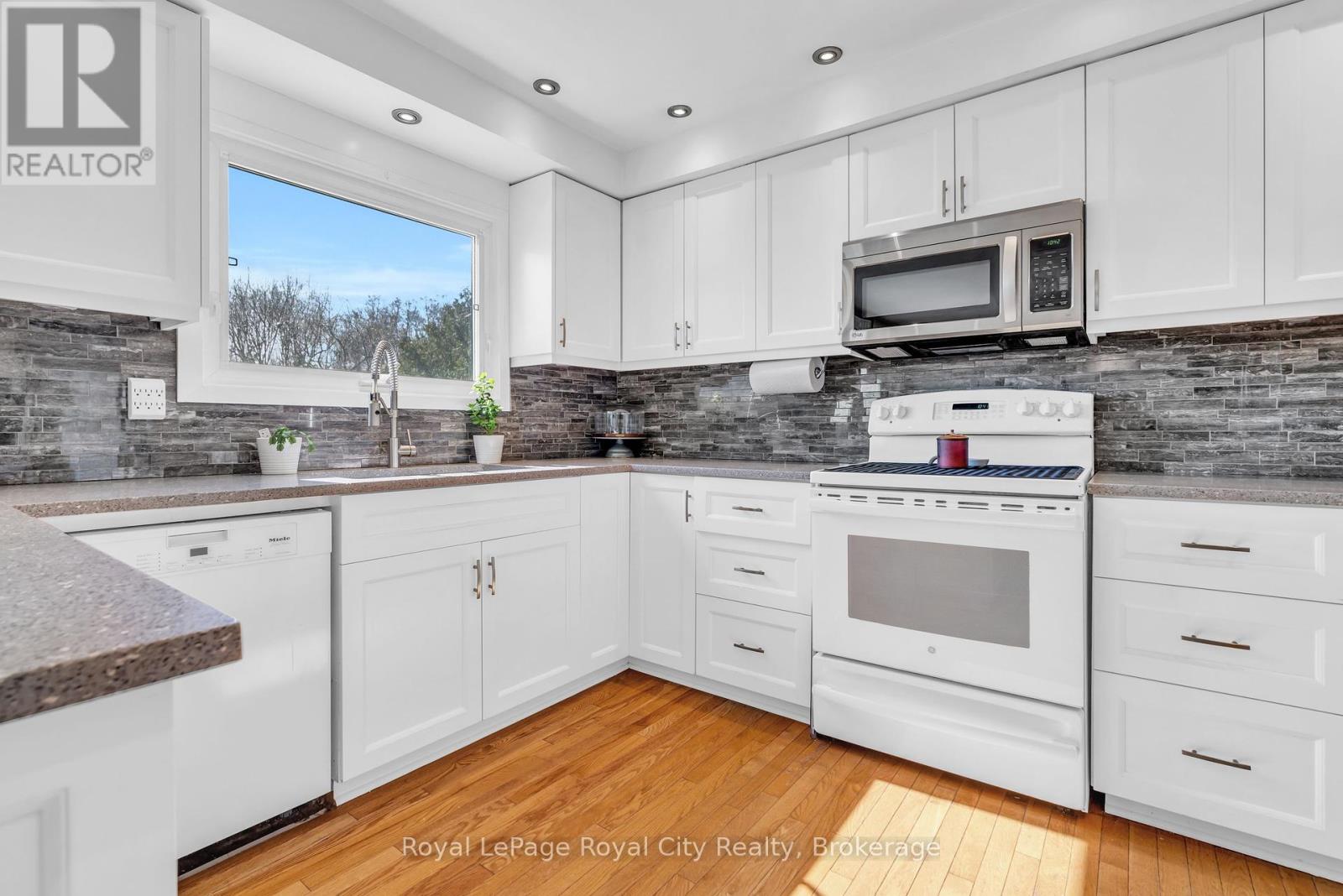 1548 Troika Court, Mississauga, Ontario  L5J 4C4 - Photo 12 - W12273690