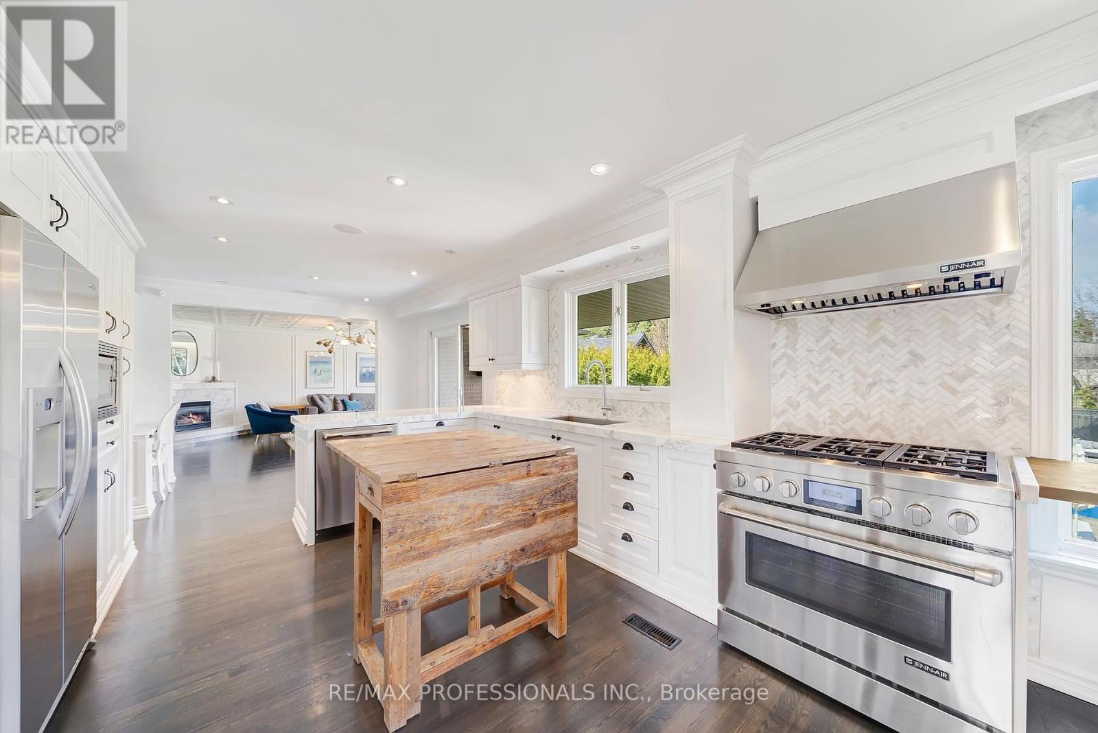52 Courtsfield Crescent, Toronto (Edenbridge-Humber Valley), Ontario  M9A 4S9 - Photo 12 - W12273658