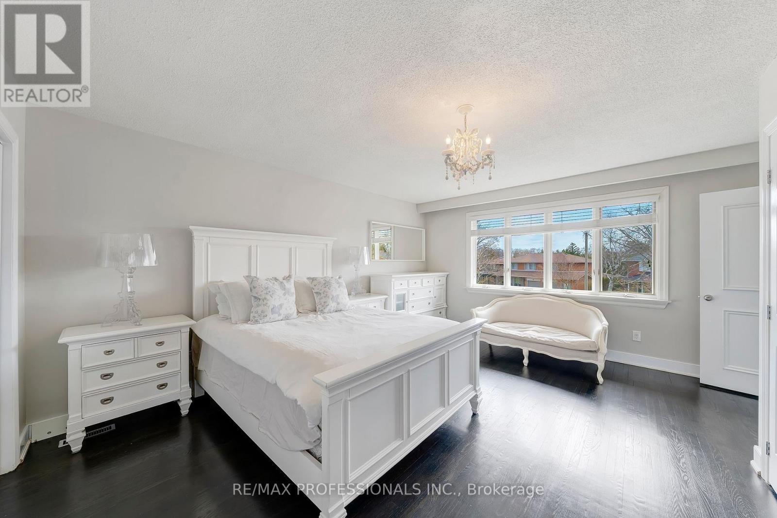 52 Courtsfield Crescent, Toronto (Edenbridge-Humber Valley), Ontario  M9A 4S9 - Photo 18 - W12273658