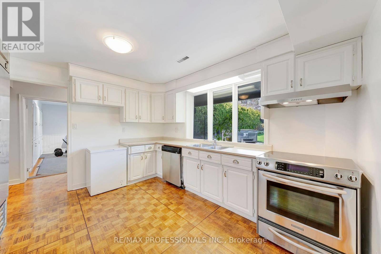 52 Courtsfield Crescent, Toronto (Edenbridge-Humber Valley), Ontario  M9A 4S9 - Photo 27 - W12273658