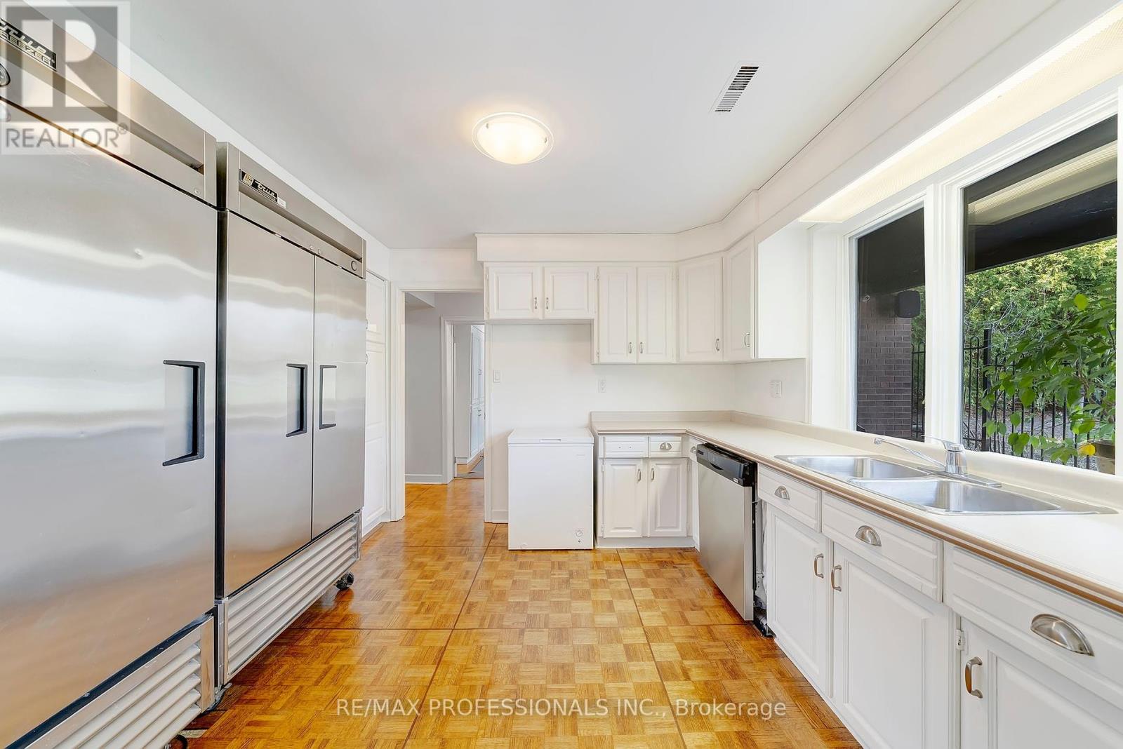 52 Courtsfield Crescent, Toronto (Edenbridge-Humber Valley), Ontario  M9A 4S9 - Photo 28 - W12273658