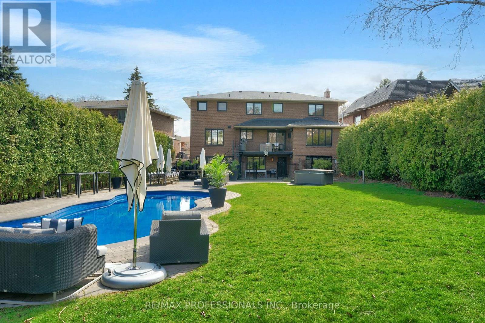 52 Courtsfield Crescent, Toronto (Edenbridge-Humber Valley), Ontario  M9A 4S9 - Photo 34 - W12273658