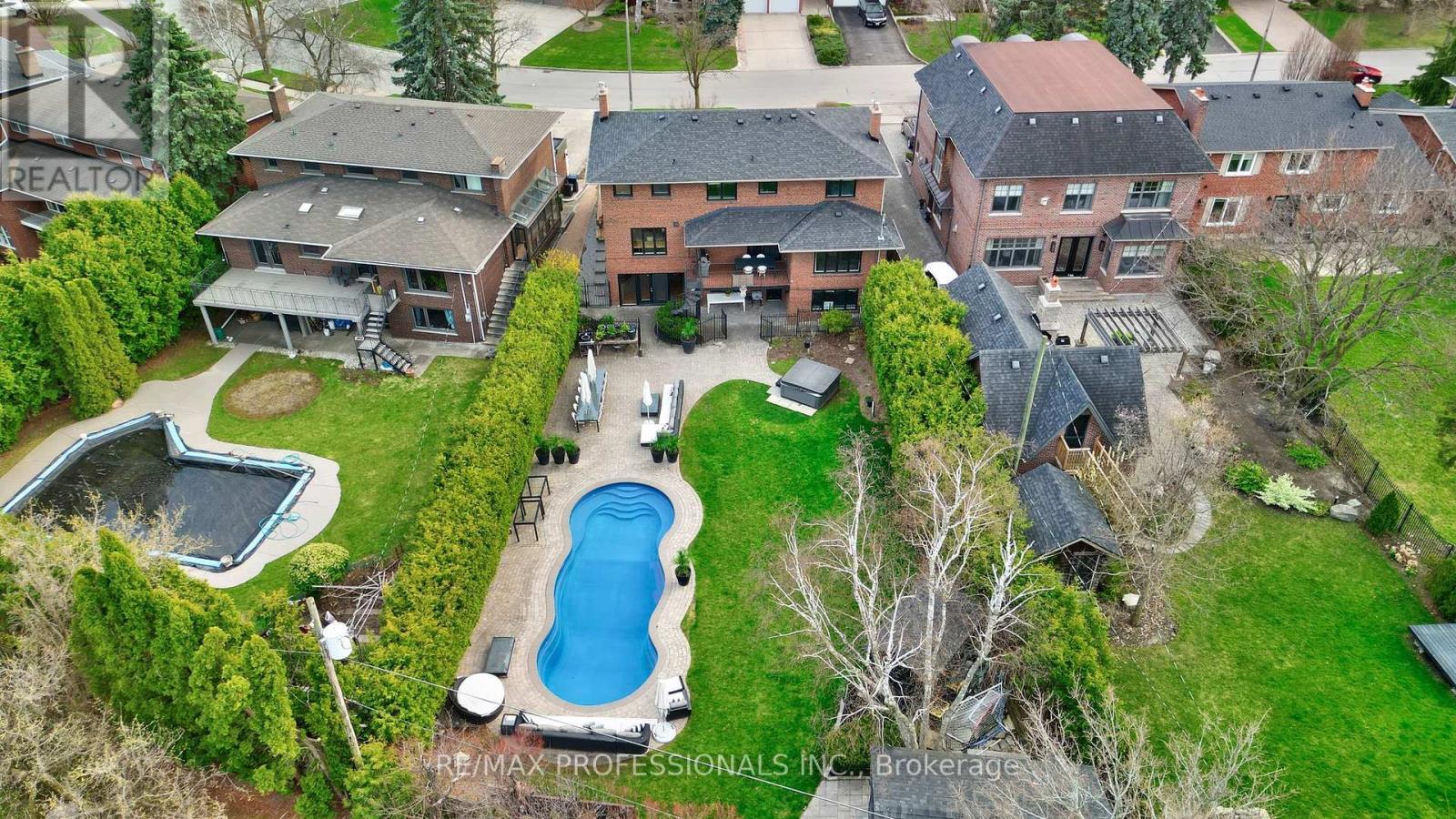 52 Courtsfield Crescent, Toronto (Edenbridge-Humber Valley), Ontario  M9A 4S9 - Photo 38 - W12273658