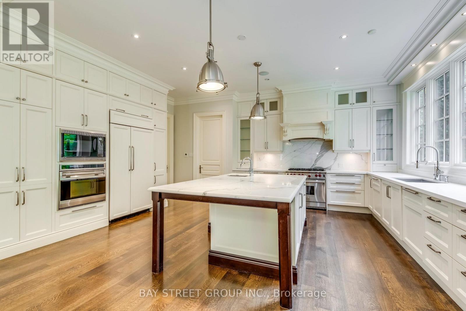 1031 Lakeshore Road W, Oakville, Ontario  L6L 1E7 - Photo 10 - W12273683