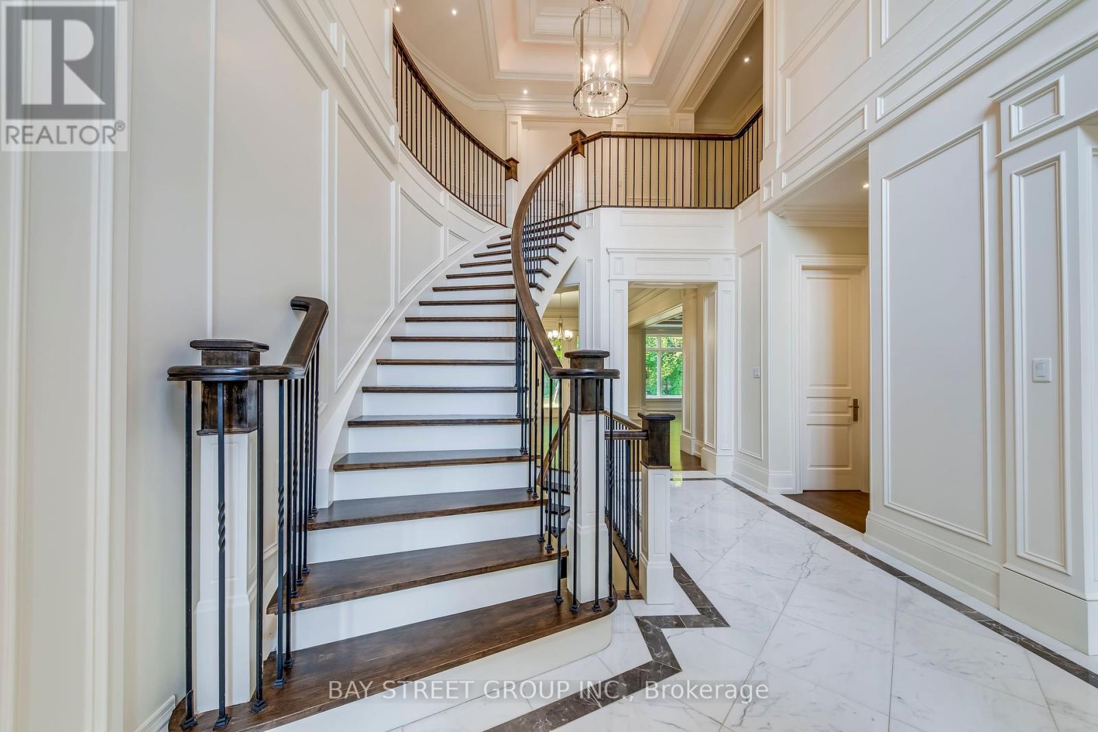 1031 Lakeshore Road W, Oakville, Ontario  L6L 1E7 - Photo 12 - W12273683