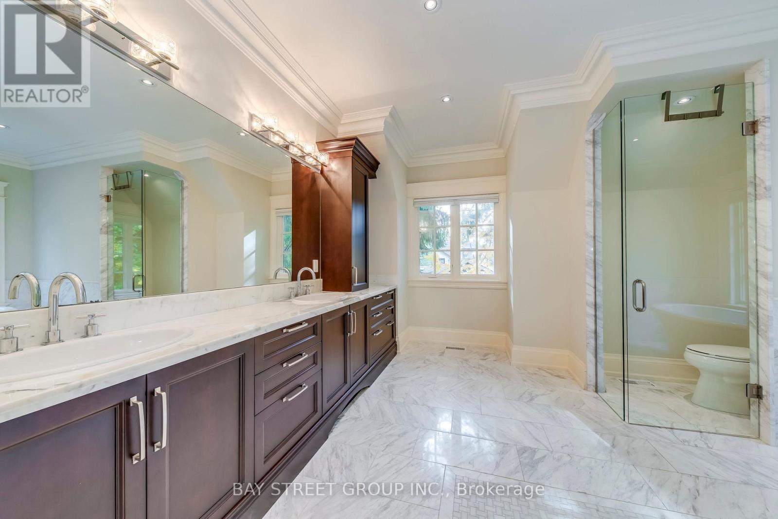1031 Lakeshore Road W, Oakville, Ontario  L6L 1E7 - Photo 16 - W12273683