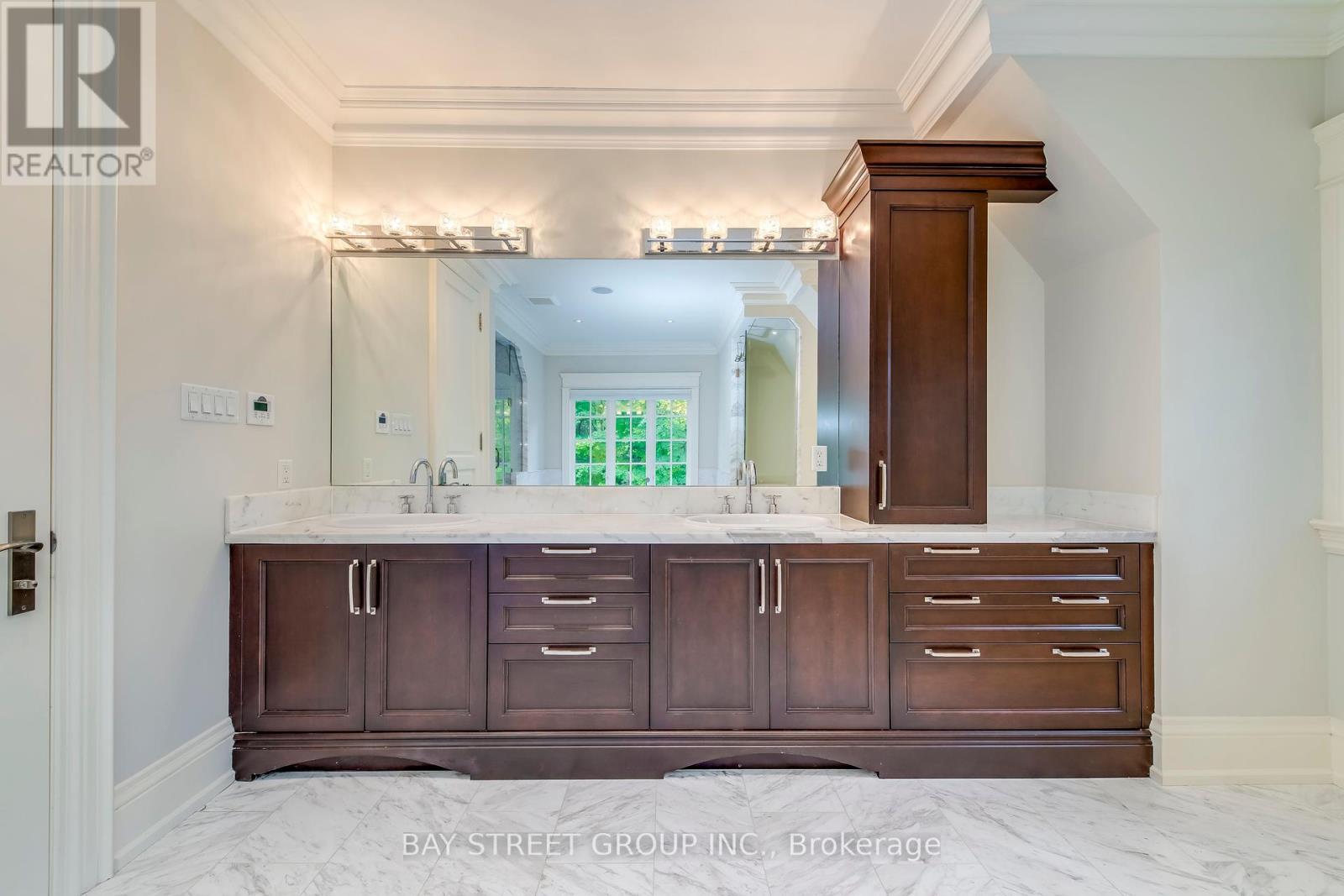 1031 Lakeshore Road W, Oakville, Ontario  L6L 1E7 - Photo 17 - W12273683