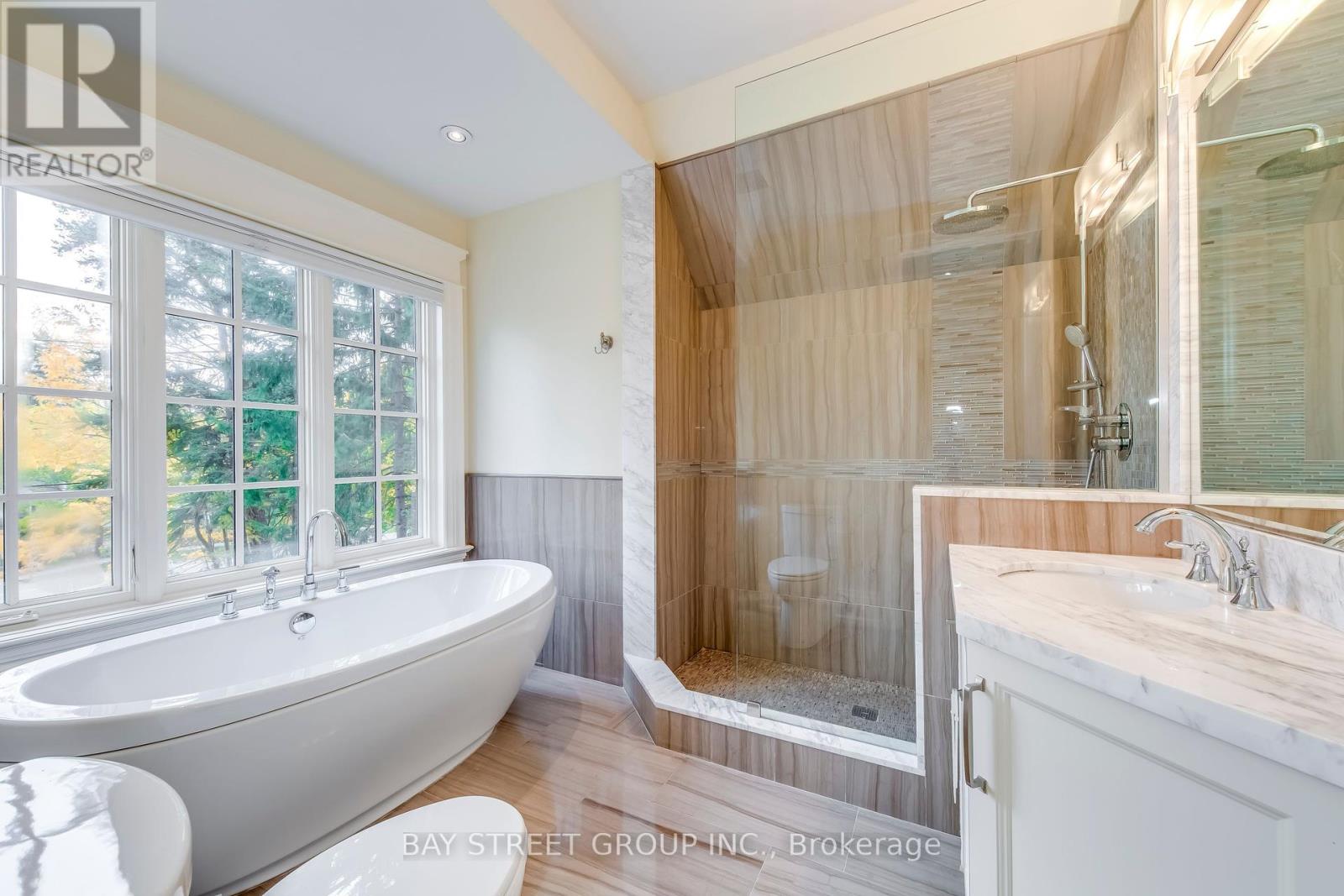 1031 Lakeshore Road W, Oakville, Ontario  L6L 1E7 - Photo 21 - W12273683