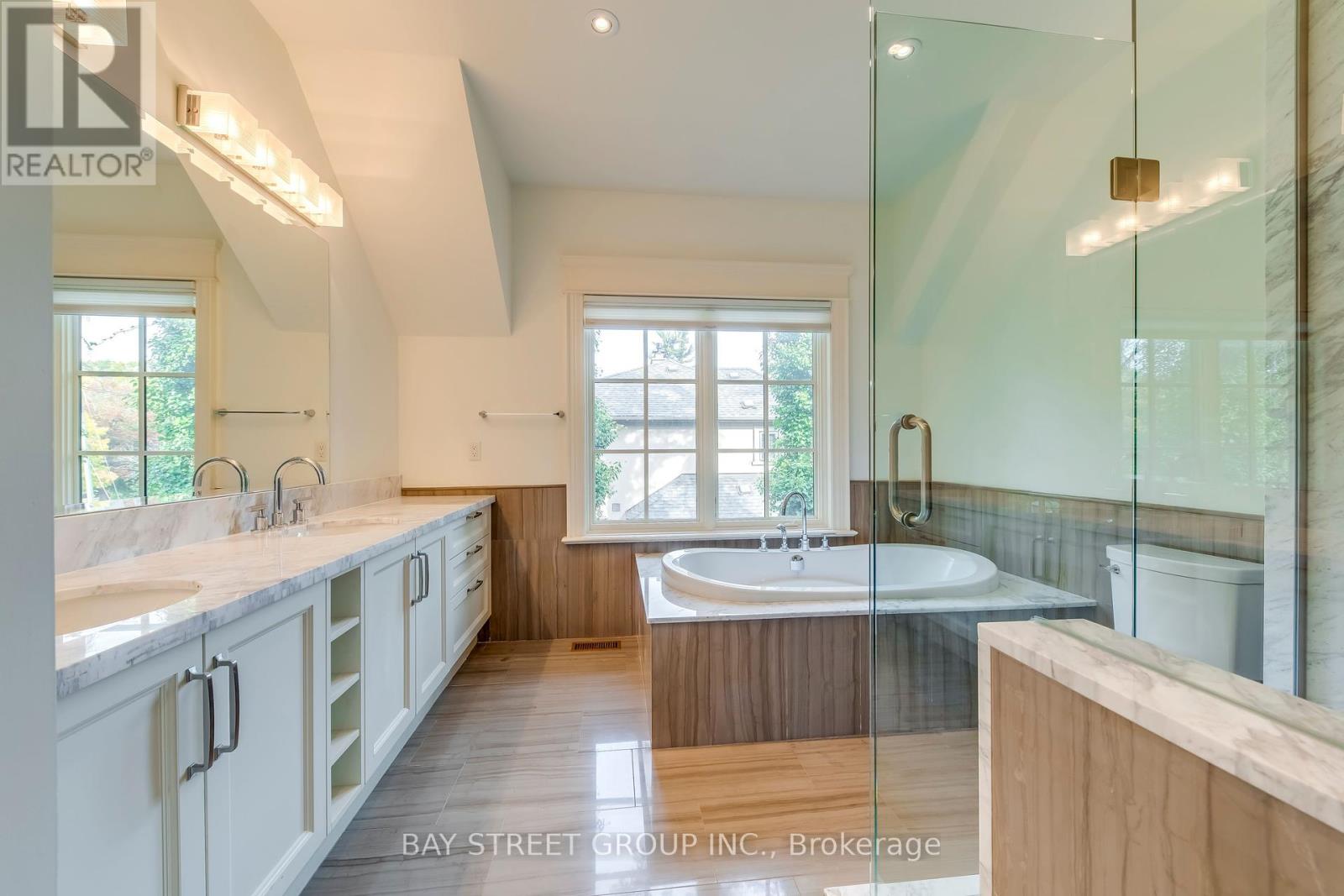 1031 Lakeshore Road W, Oakville, Ontario  L6L 1E7 - Photo 22 - W12273683