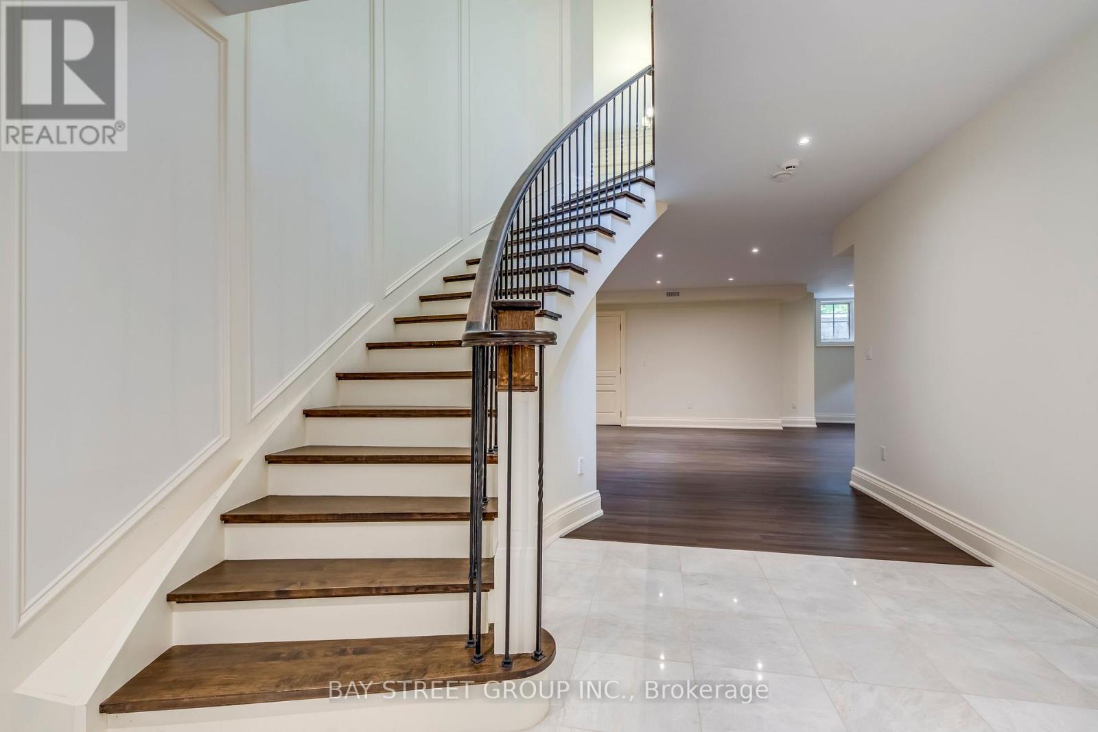 1031 Lakeshore Road W, Oakville, Ontario  L6L 1E7 - Photo 24 - W12273683