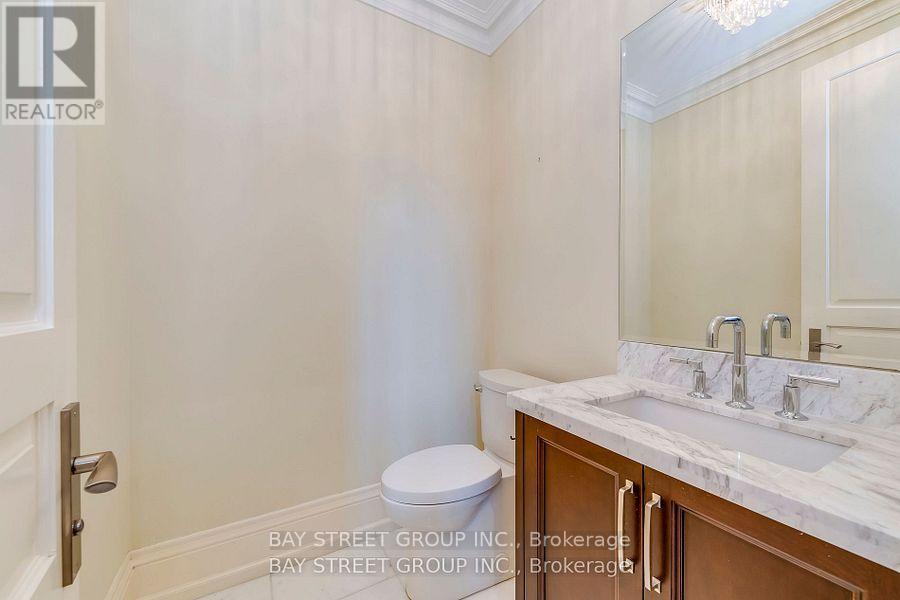 1031 Lakeshore Road W, Oakville, Ontario  L6L 1E7 - Photo 26 - W12273683