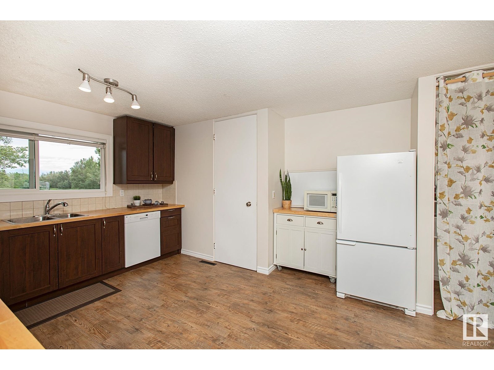 Property at 7 POINCIANA CO image 1