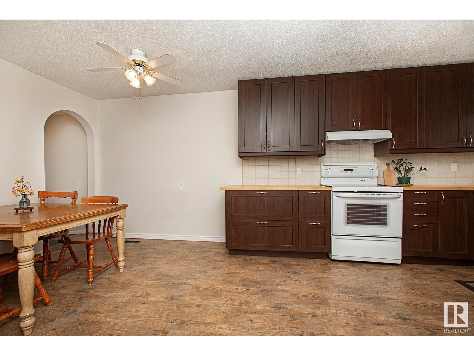 Property at 7 POINCIANA CO image 3