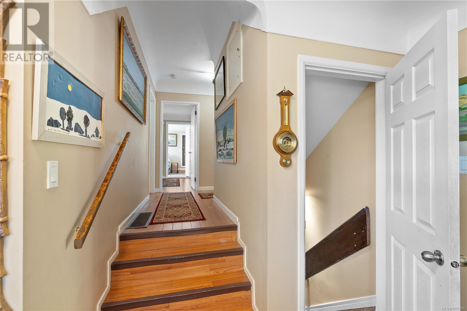 Property at 854 Royal Oak Ave image 3