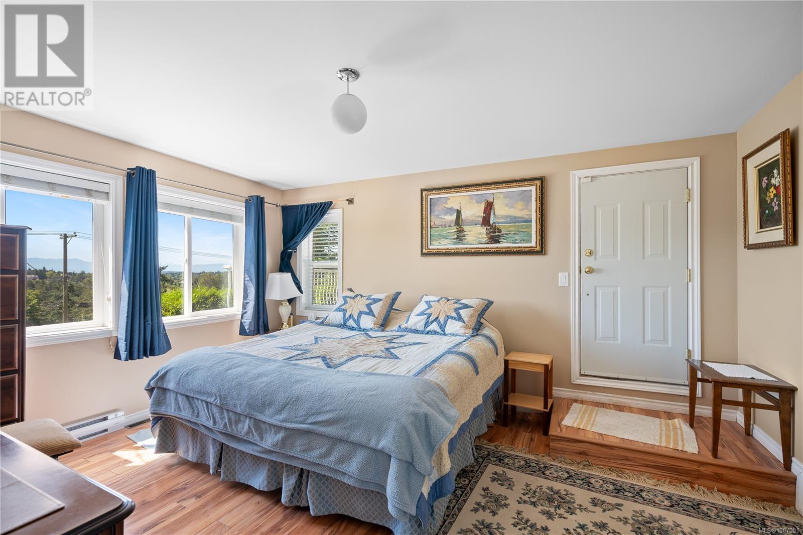 Property at 854 Royal Oak Ave image 4