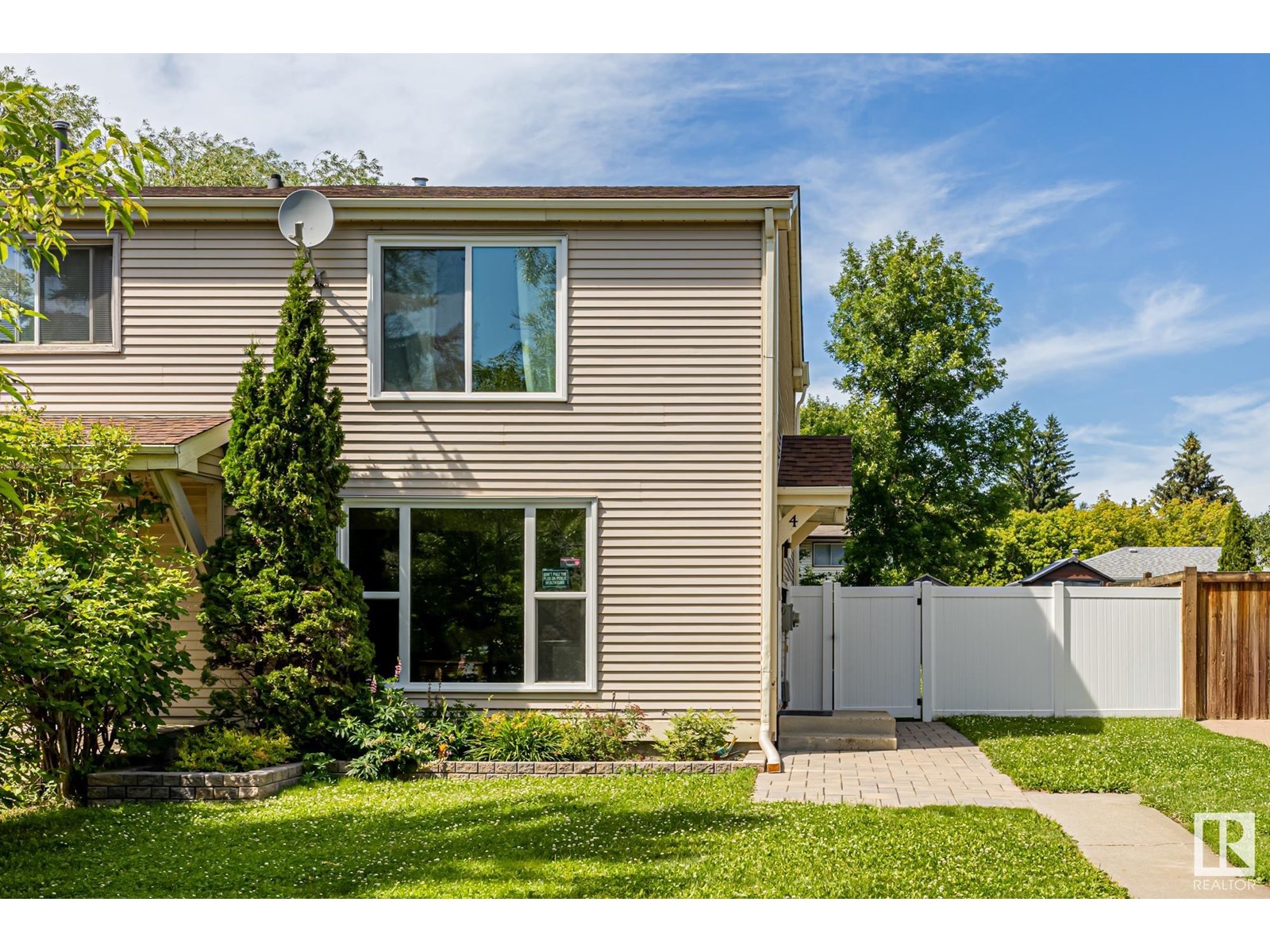 Property at 4 WAVERLY DR image 1