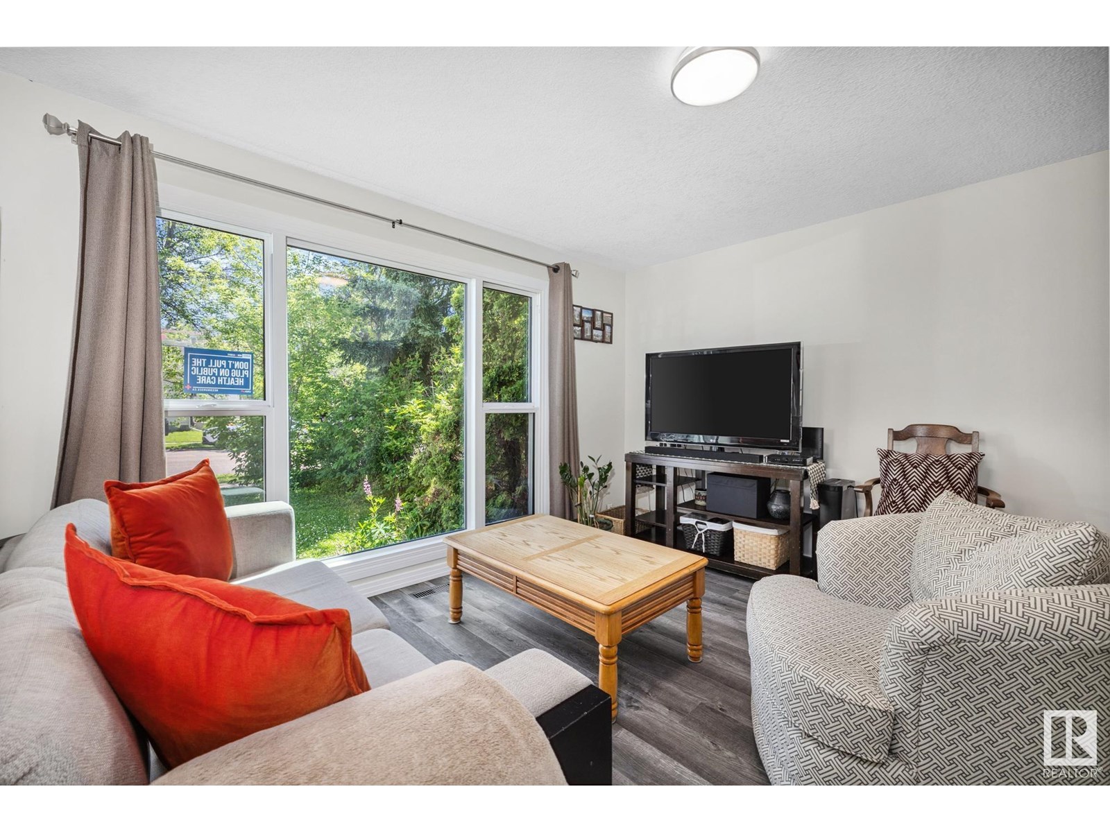 Property at 4 WAVERLY DR image 4