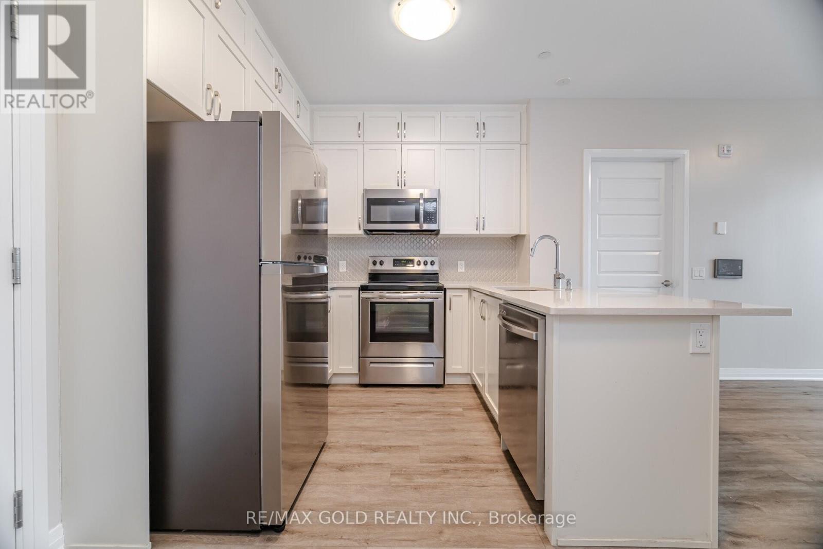 202 - 95 Dundas Street W, Oakville (Go Glenorchy), Ontario  L6M 5N4 - Photo 4 - W12273984