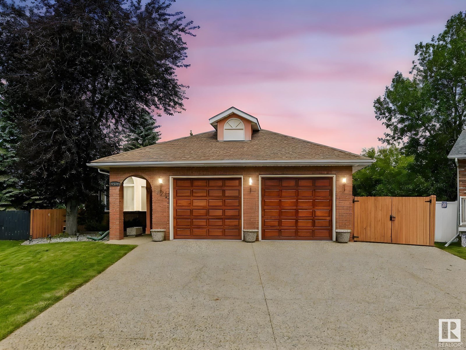 1820 Bearspaw Dr W Nw, Edmonton, Alberta  T6J 6K4 - Photo 1 - E4446761
