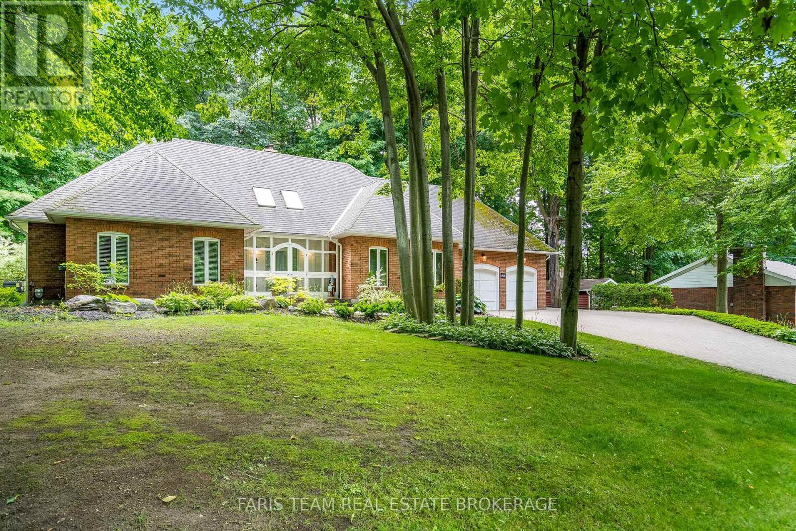 Property at 903 VICTORIA STREET image 3