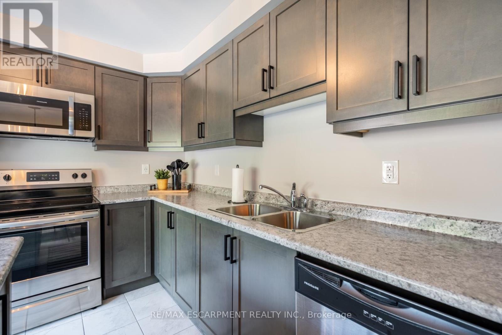 15 - 230 Avonsyde Boulevard, Hamilton (Waterdown), Ontario  L8B 1T9 - Photo 22 - X12264524