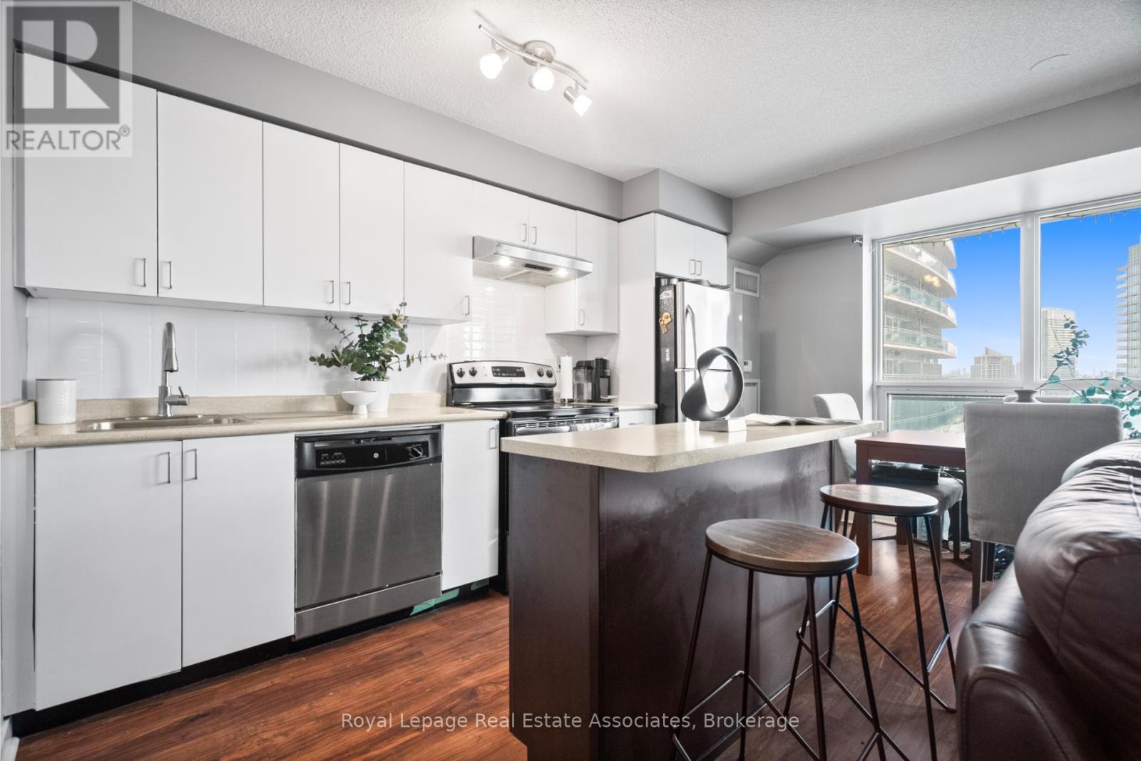 1601 - 155 Legion Road N, Toronto (Mimico), Ontario  M8Y 0A7 - Photo 4 - W12274242