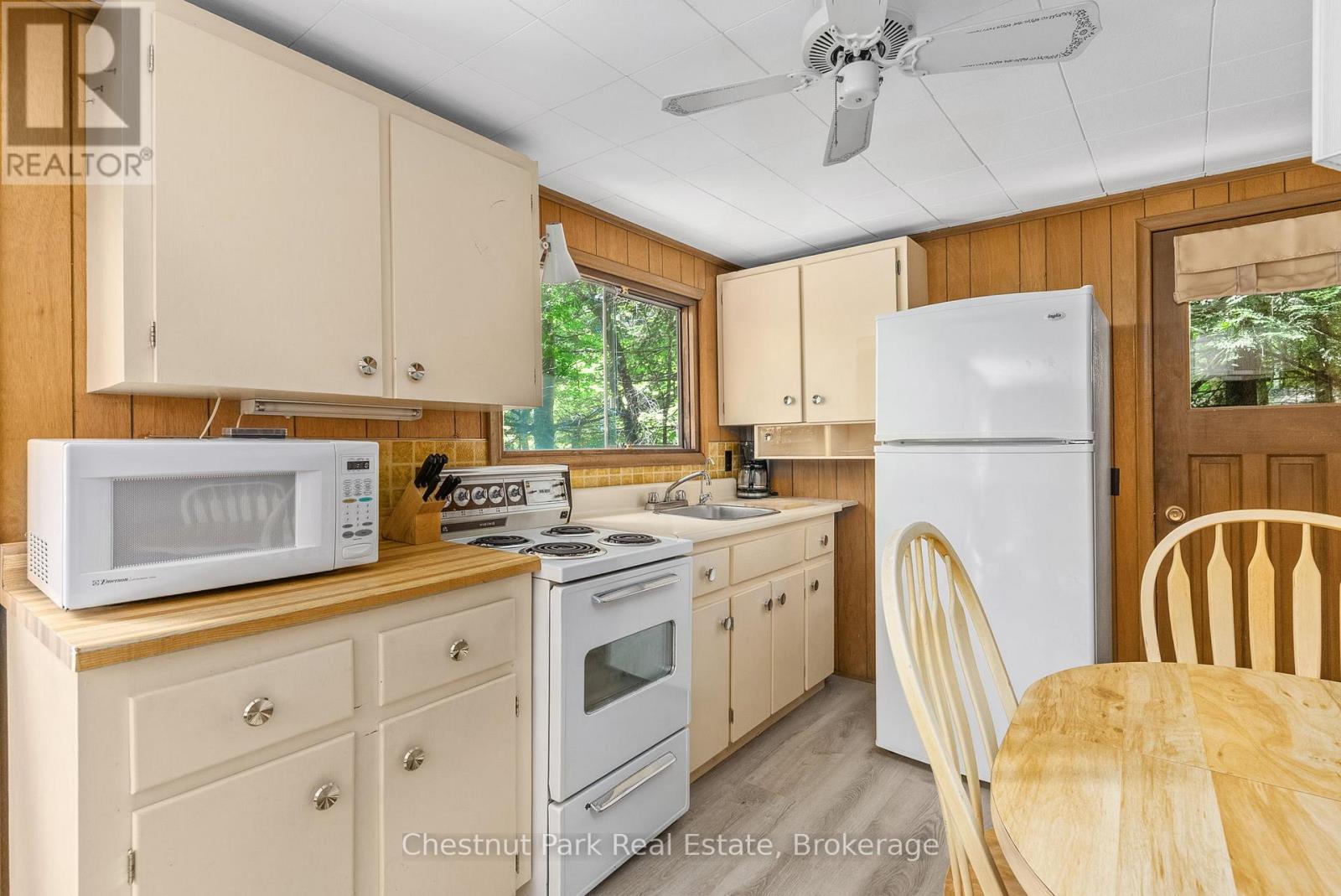 1054 10 Deewood Drive, Muskoka Lakes, Ontario  P0B 1M0 - Photo 23 - X12274261