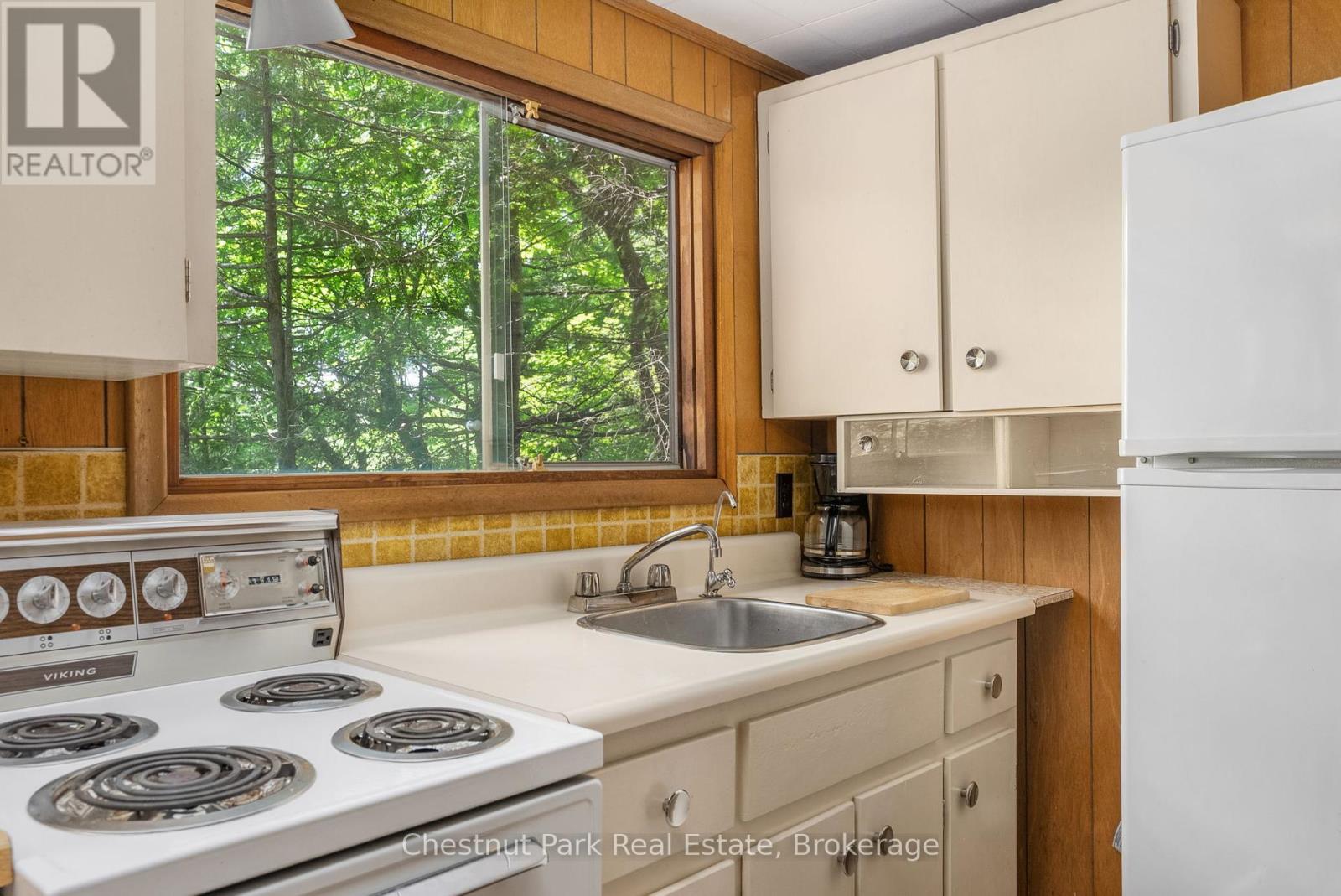 1054 10 Deewood Drive, Muskoka Lakes, Ontario  P0B 1M0 - Photo 24 - X12274261