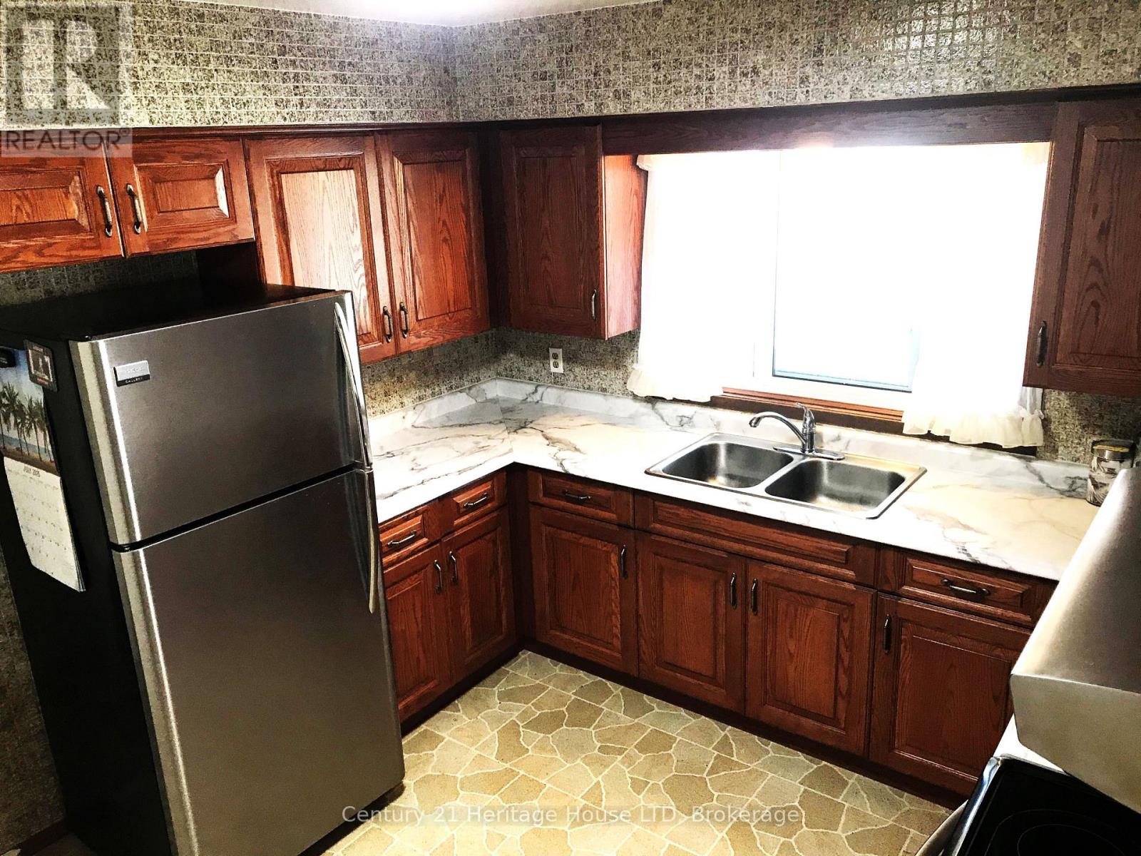 938 Ferndale Avenue, Fort Erie, Ontario  L2A 5S8 - Photo 4 - X12274387