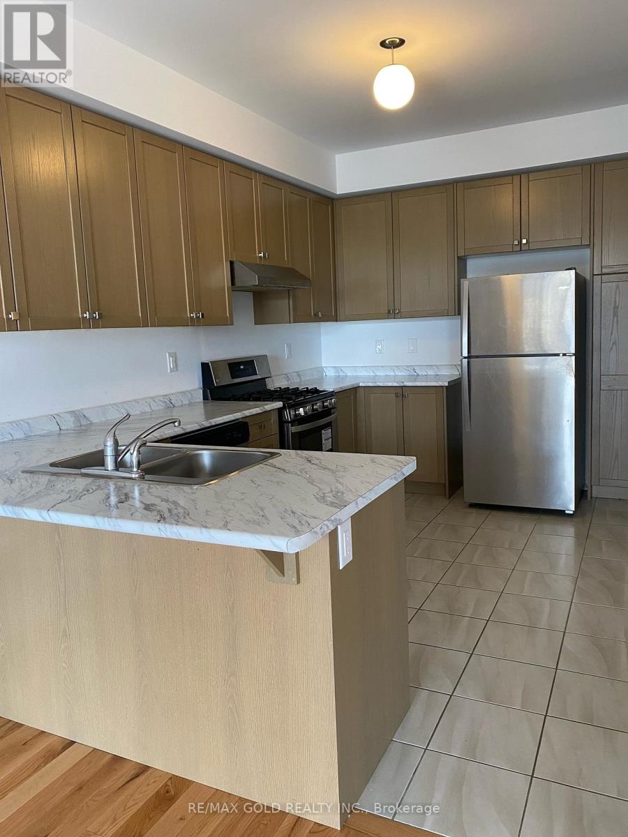 35 Labrish Road, Brampton, Ontario  L7A 5C2 - Photo 6 - W12274353