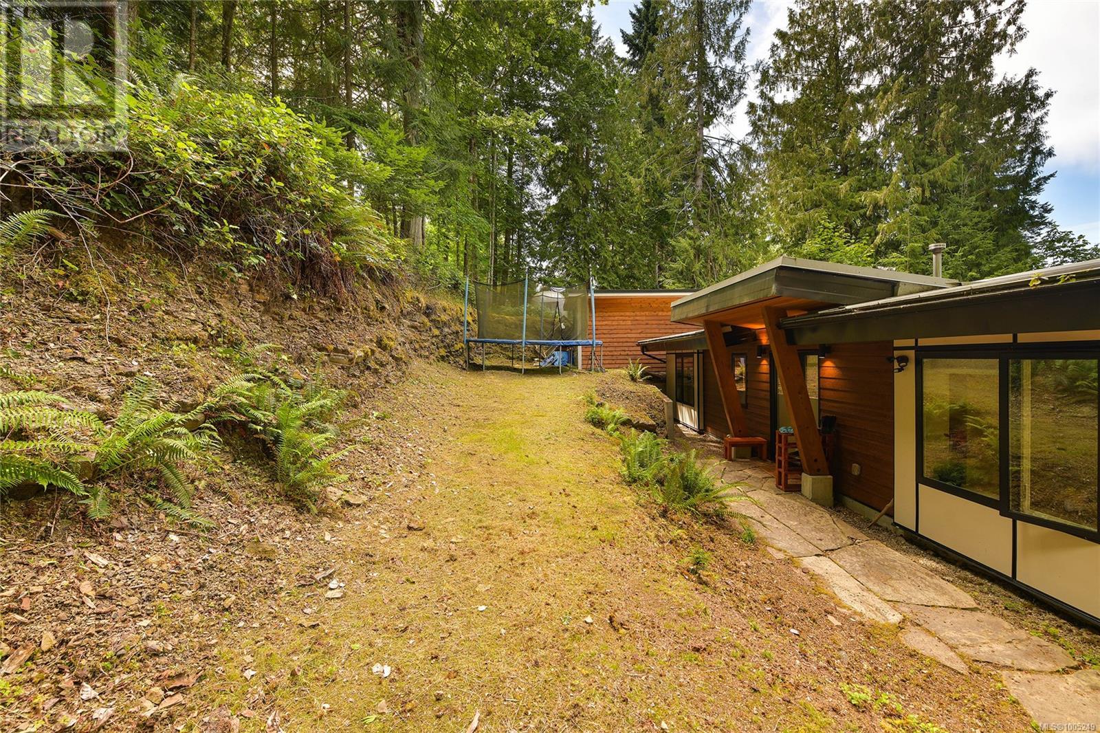 Property at 240 Callaghan Cres image 2