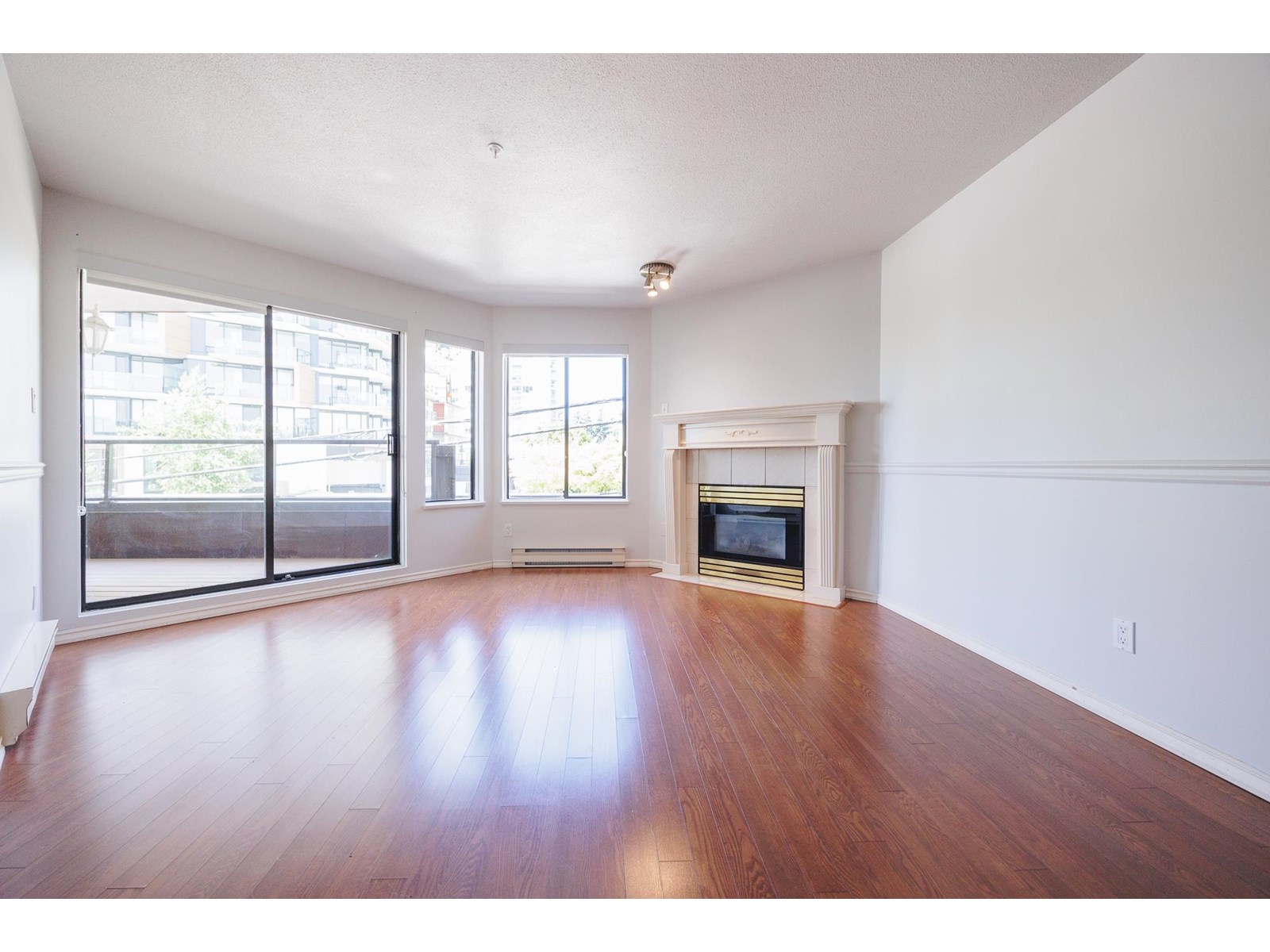 Listing Picture 13 of 39 : 208 1440 GEORGE STREET, White Rock - 魯藝地產 Yvonne Lu Group - MLS Medallion Club Member