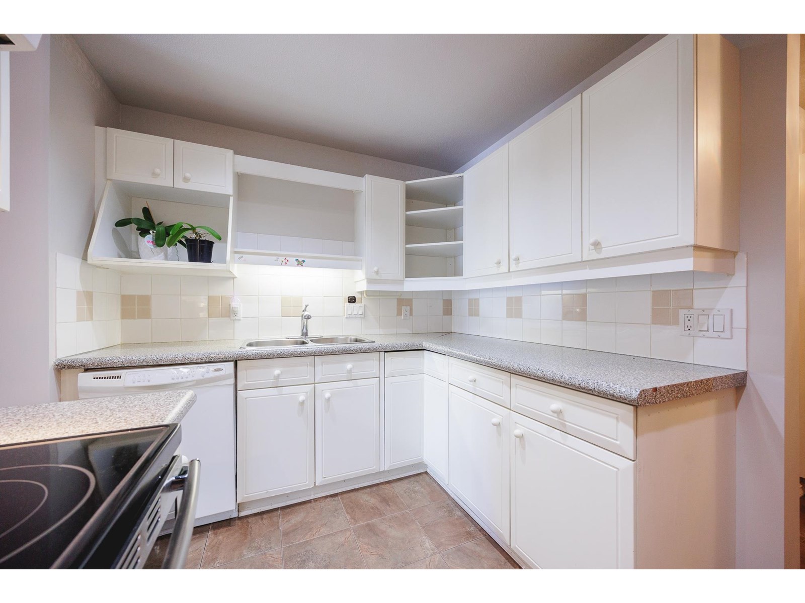 Listing Picture 9 of 39 : 208 1440 GEORGE STREET, White Rock - 魯藝地產 Yvonne Lu Group - MLS Medallion Club Member