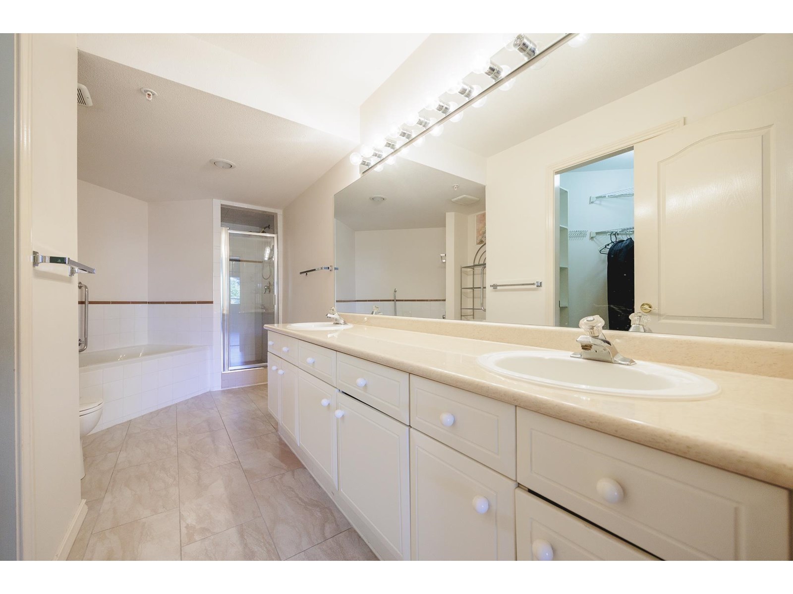 Listing Picture 20 of 39 : 208 1440 GEORGE STREET, White Rock - 魯藝地產 Yvonne Lu Group - MLS Medallion Club Member