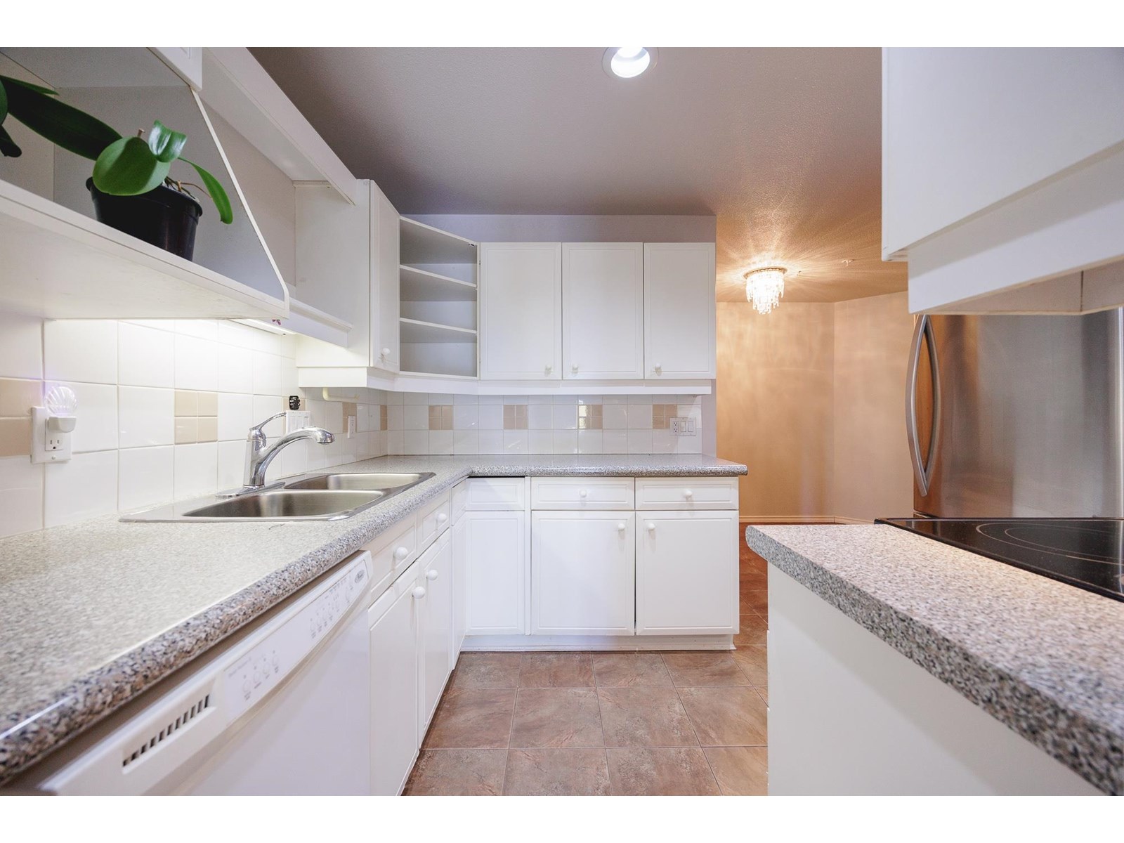Listing Picture 8 of 39 : 208 1440 GEORGE STREET, White Rock - 魯藝地產 Yvonne Lu Group - MLS Medallion Club Member