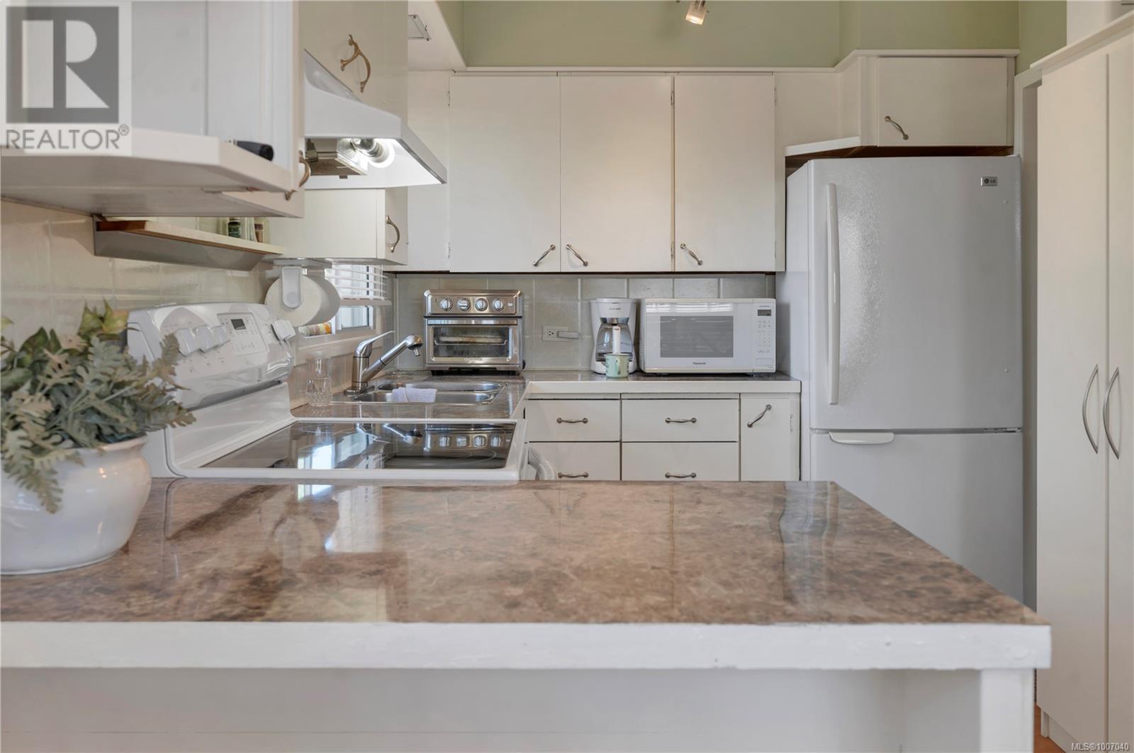 Property at 373 HILCHEY Rd image 4