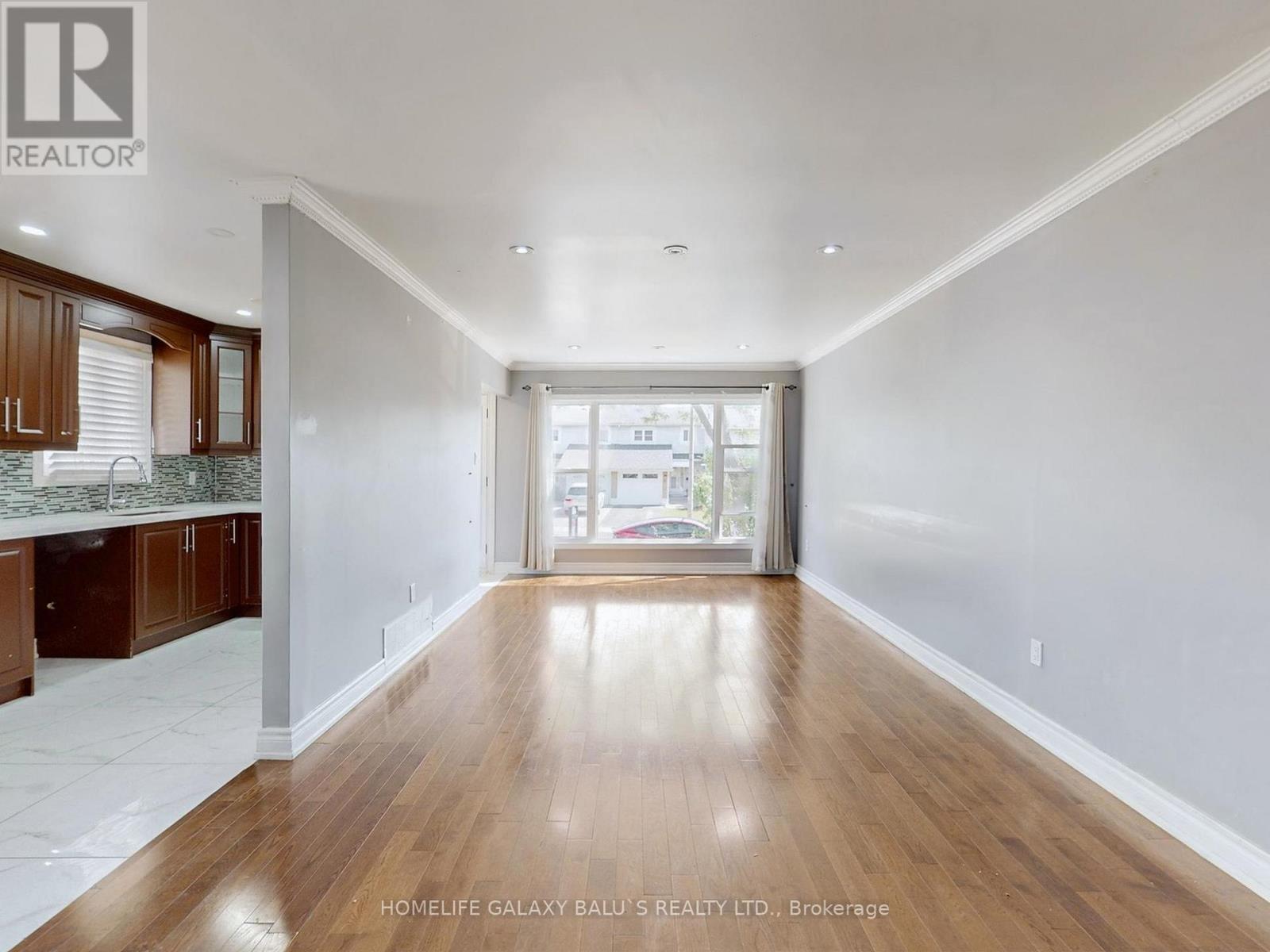 Property at 76 LOWRY SQUARE image 3