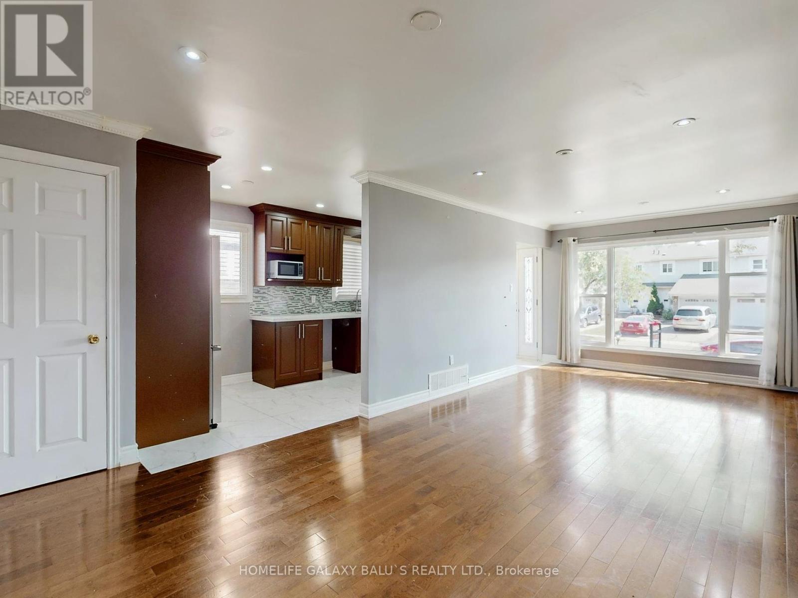 Property at 76 LOWRY SQUARE image 4