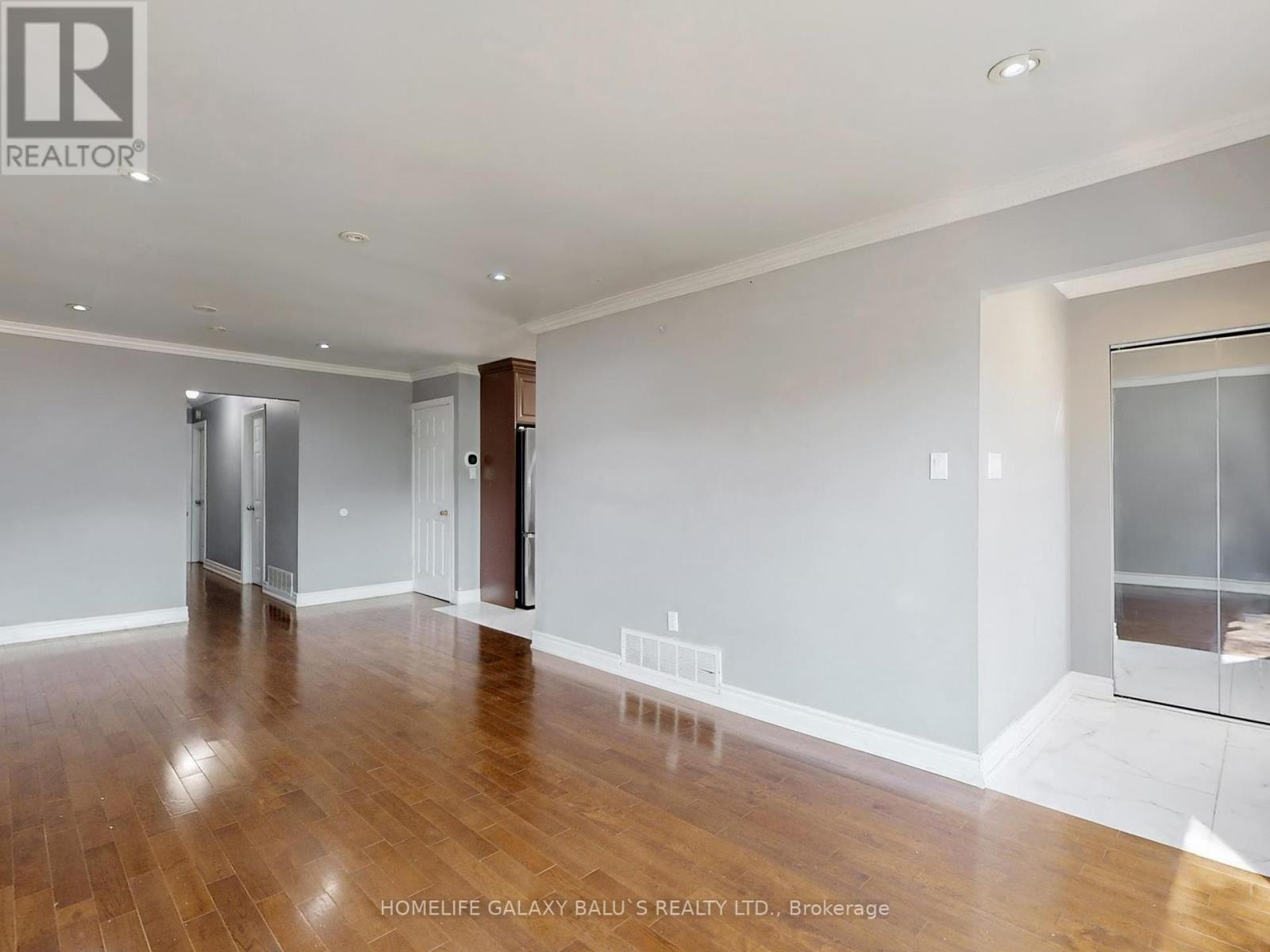 Property at 76 LOWRY SQUARE image 5