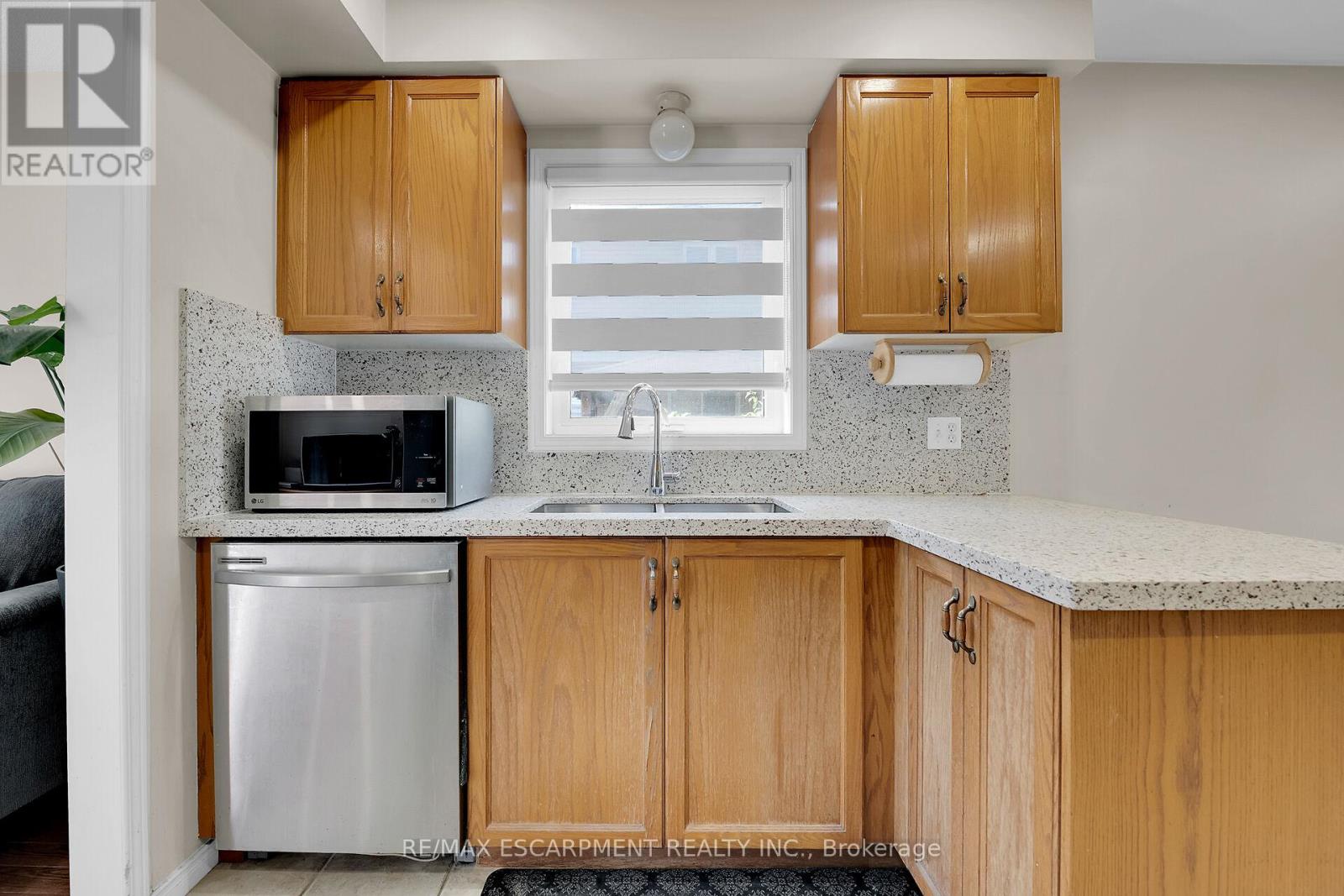 4 Spartan Court, Hamilton (Stoney Creek), Ontario  L8E 6A4 - Photo 8 - X12274580