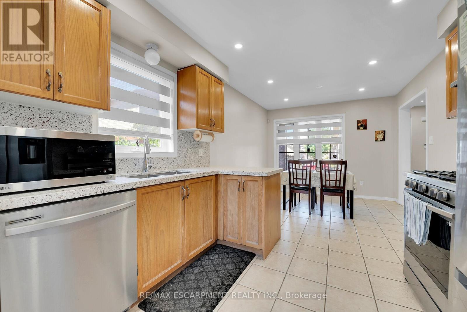 4 Spartan Court, Hamilton (Stoney Creek), Ontario  L8E 6A4 - Photo 9 - X12274580
