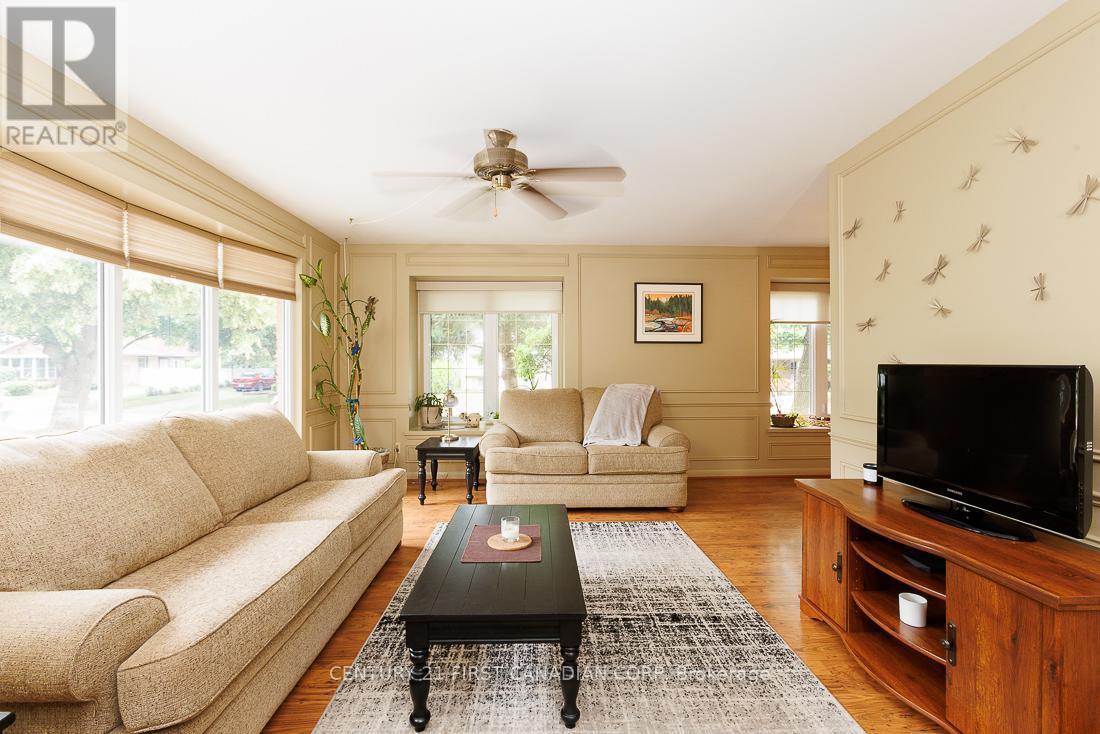 Property at 739 DUNBOYNE CRESCENT image 4