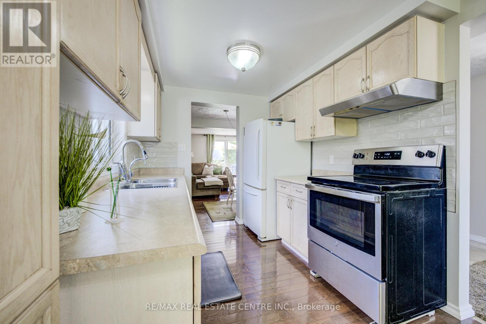 155 Bankside Drive, Kitchener, Ontario  N2N 3E4 - Photo 9 - X12274715