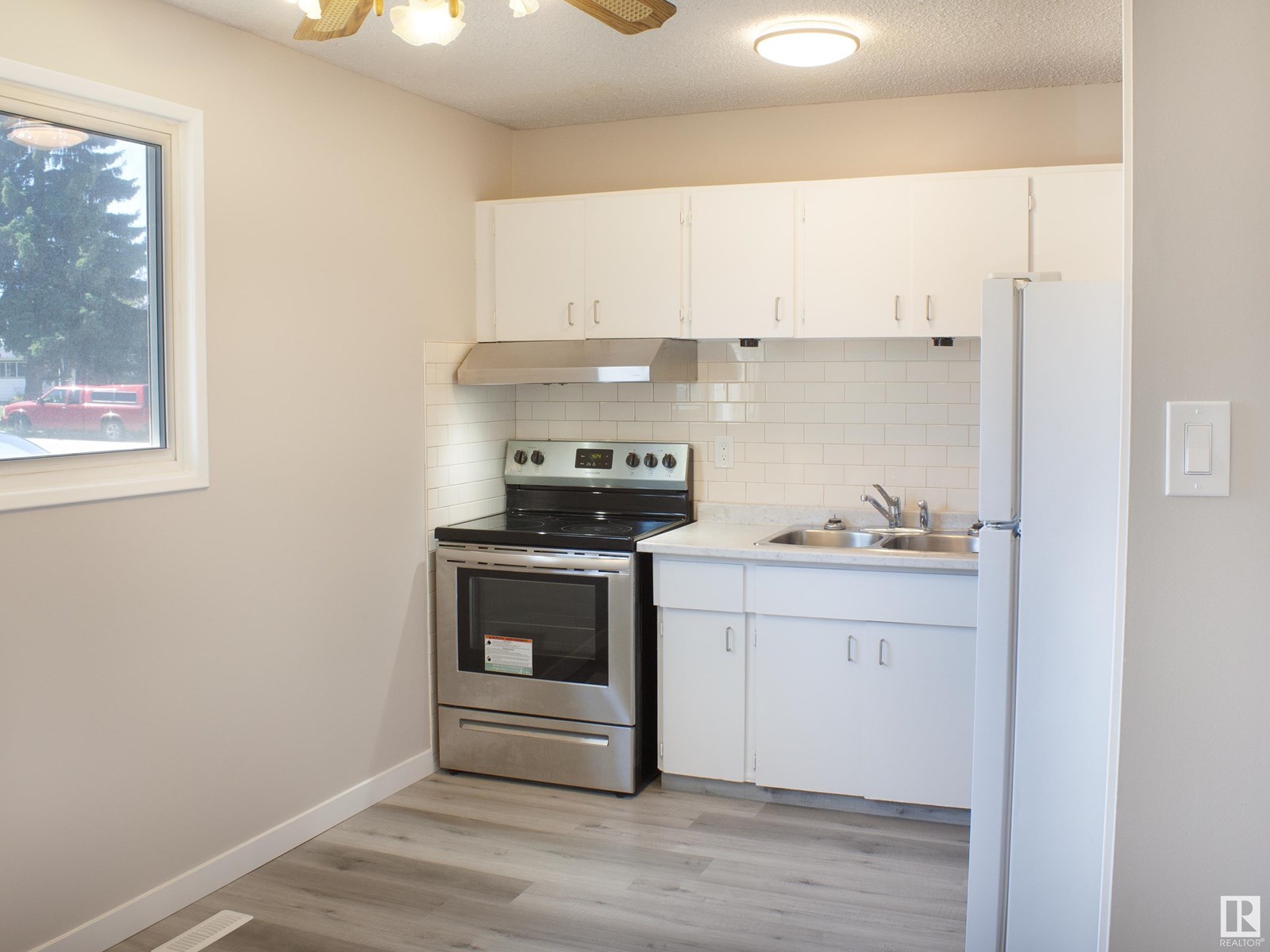 1937 73 St Nw, Edmonton, Alberta  T6K 2B6 - Photo 6 - E4446830