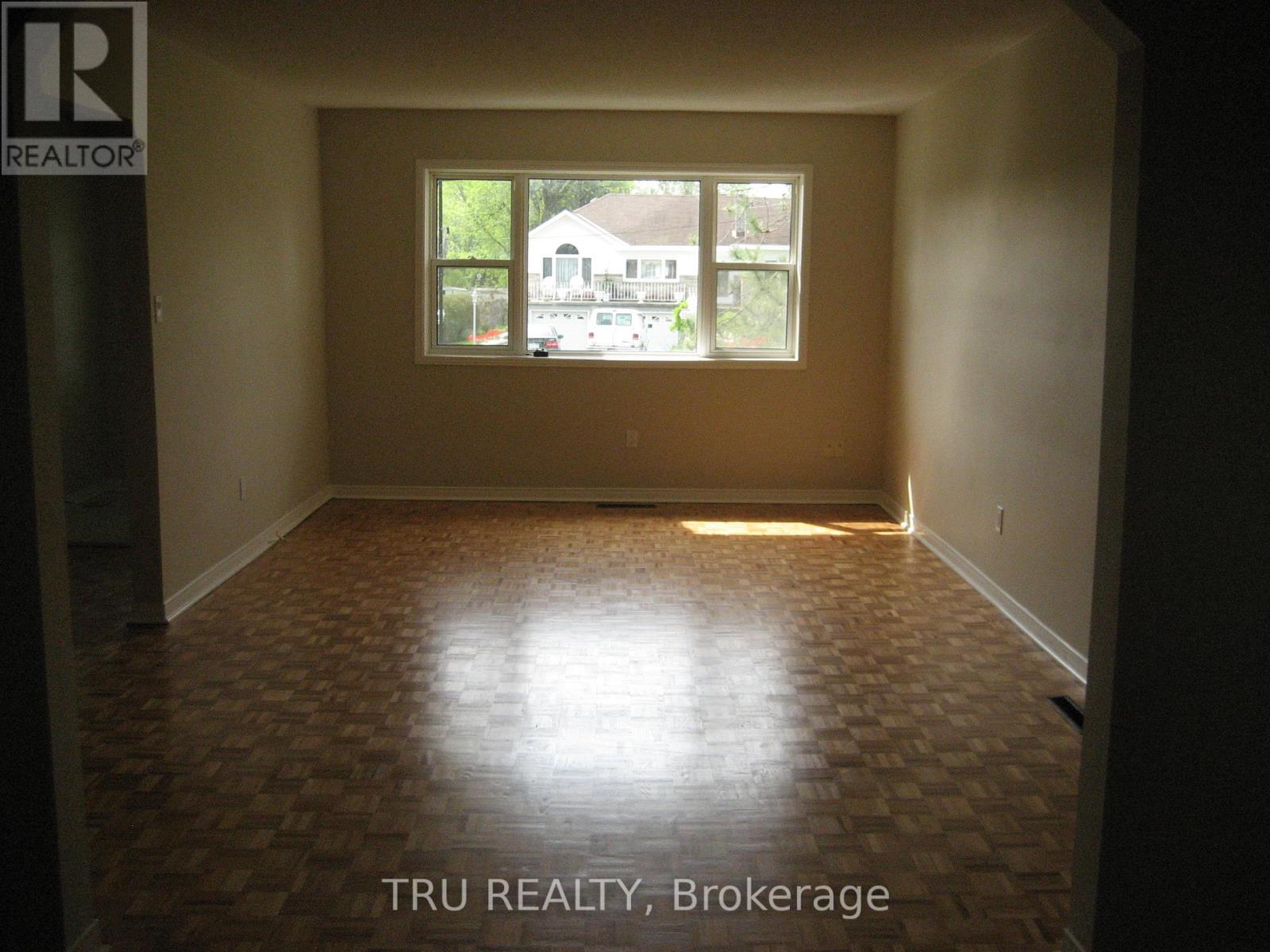 1567 Goth Avenue, Ottawa, Ontario  K1T 1E3 - Photo 4 - X12274781