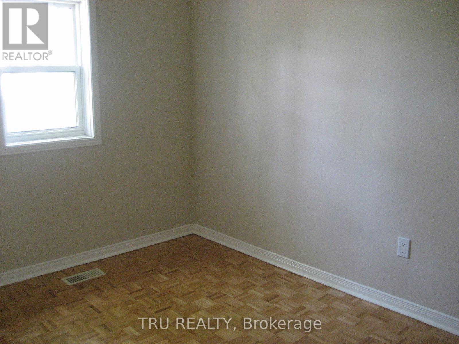 1567 Goth Avenue, Ottawa, Ontario  K1T 1E3 - Photo 5 - X12274781
