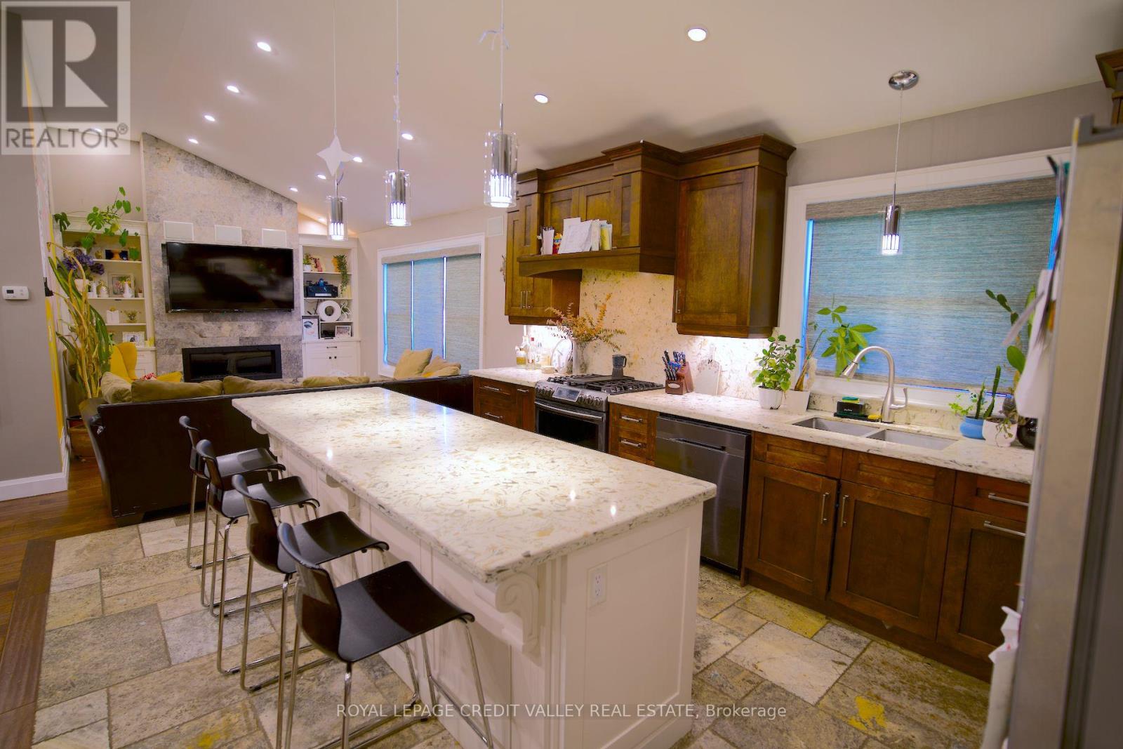Property at 28 SUNNYHURST AVENUE image 4