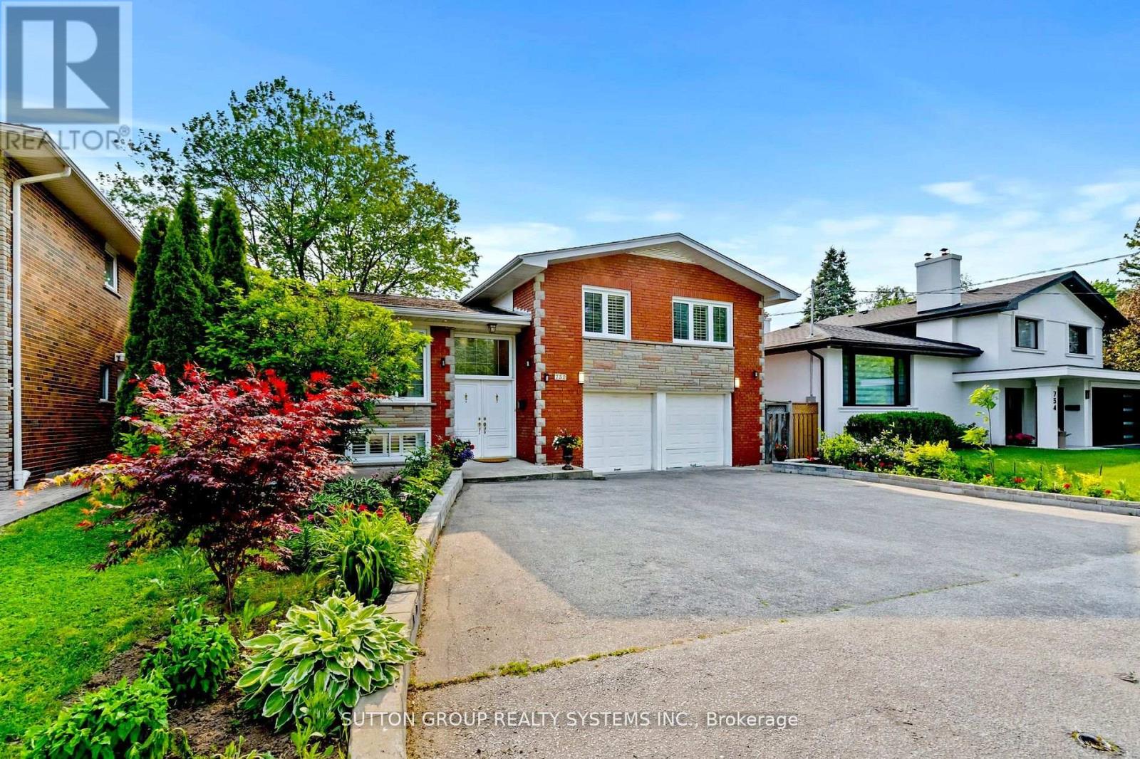 Property at 732 ROYAL YORK ROAD image 3