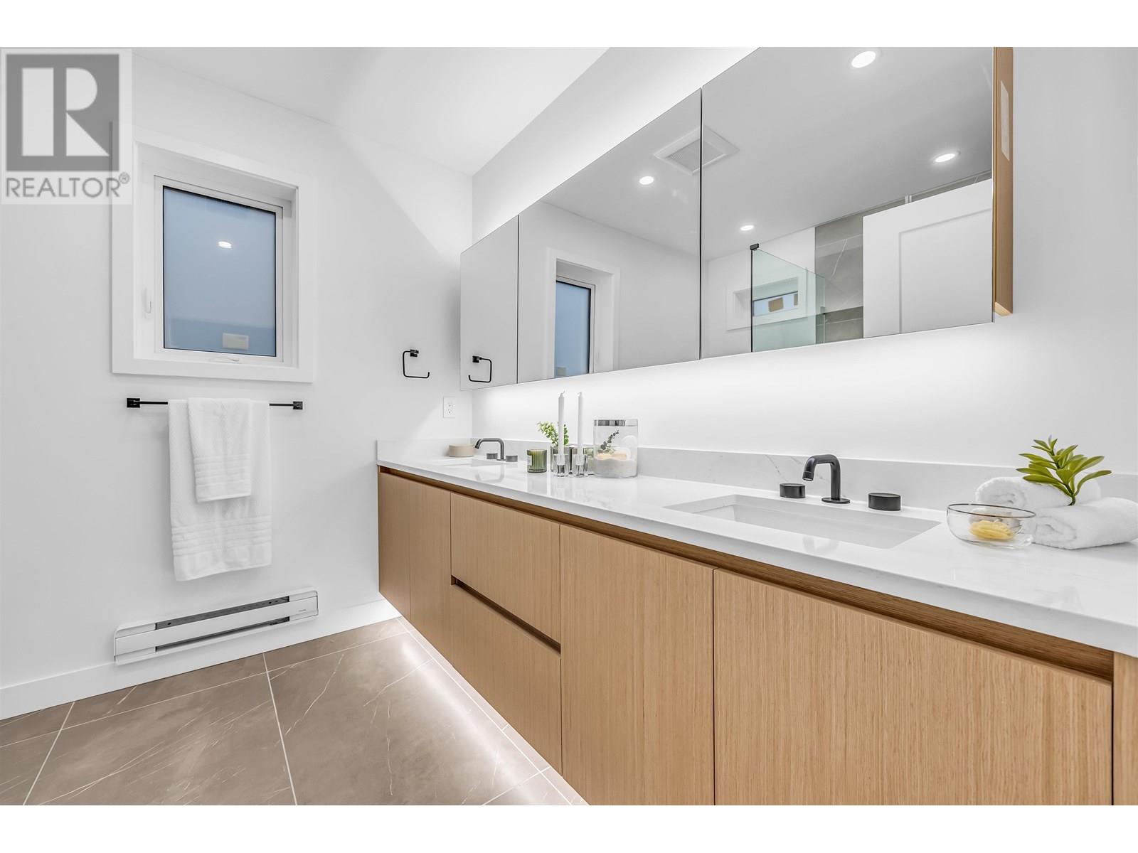 Listing Picture 24 of 37 : 1012 W 52ND AVENUE, Vancouver / 溫哥華 - 魯藝地產 Yvonne Lu Group - MLS Medallion Club Member