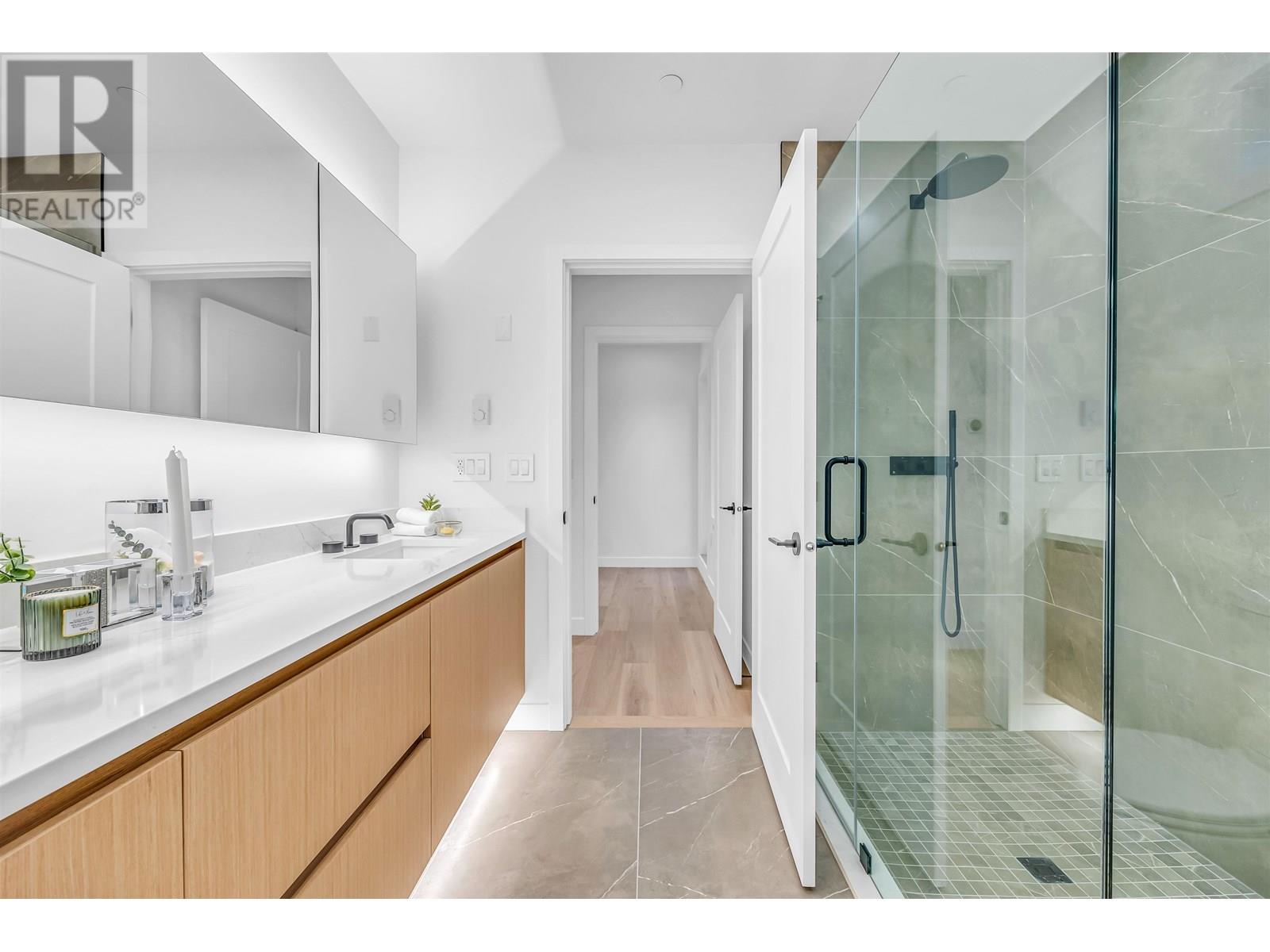 Listing Picture 25 of 37 : 1012 W 52ND AVENUE, Vancouver / 溫哥華 - 魯藝地產 Yvonne Lu Group - MLS Medallion Club Member